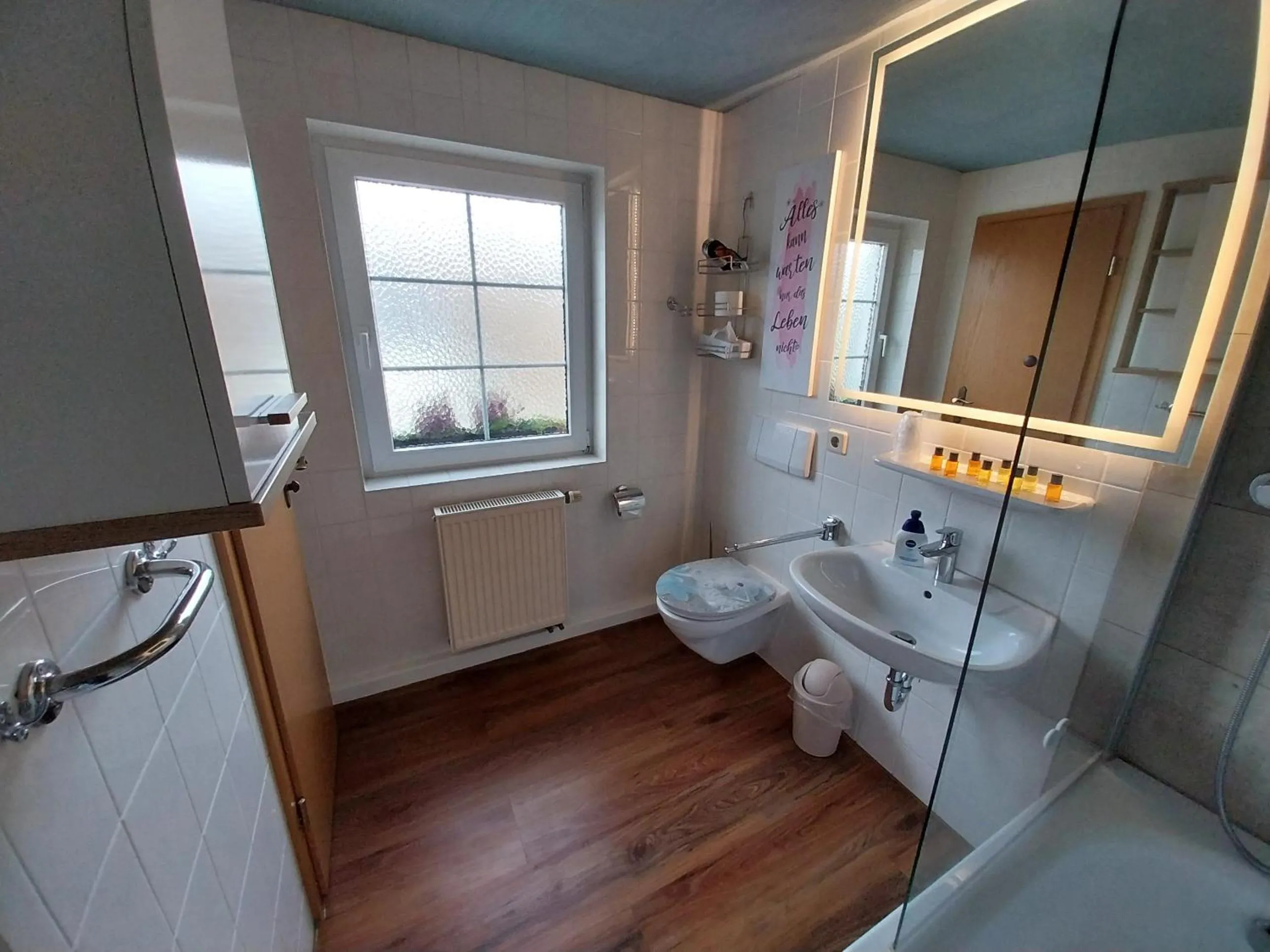 Toilet in Landhotel Waldschlößchen mit Gaststube