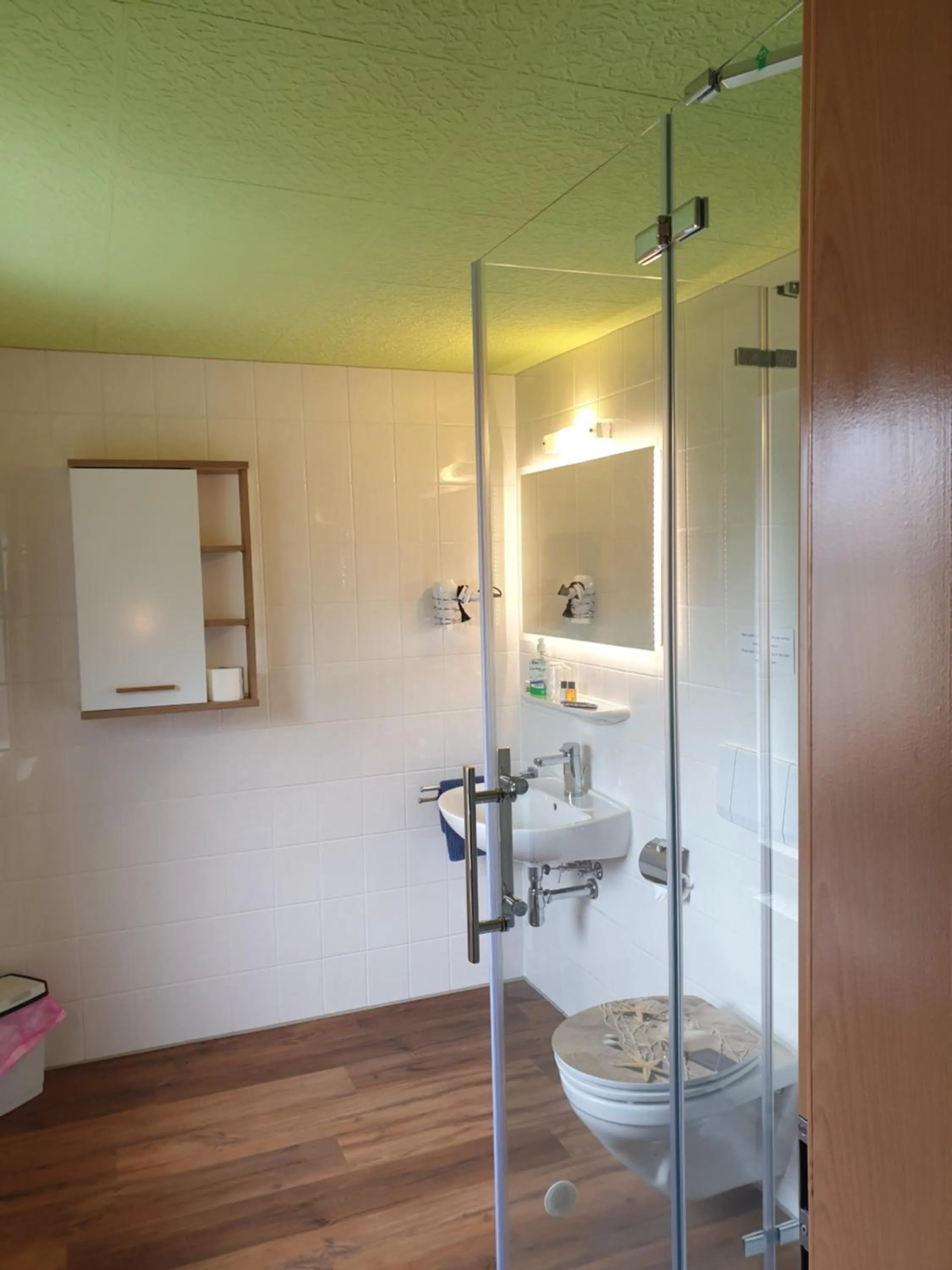 Shower in Landhotel Waldschlößchen mit Gaststube