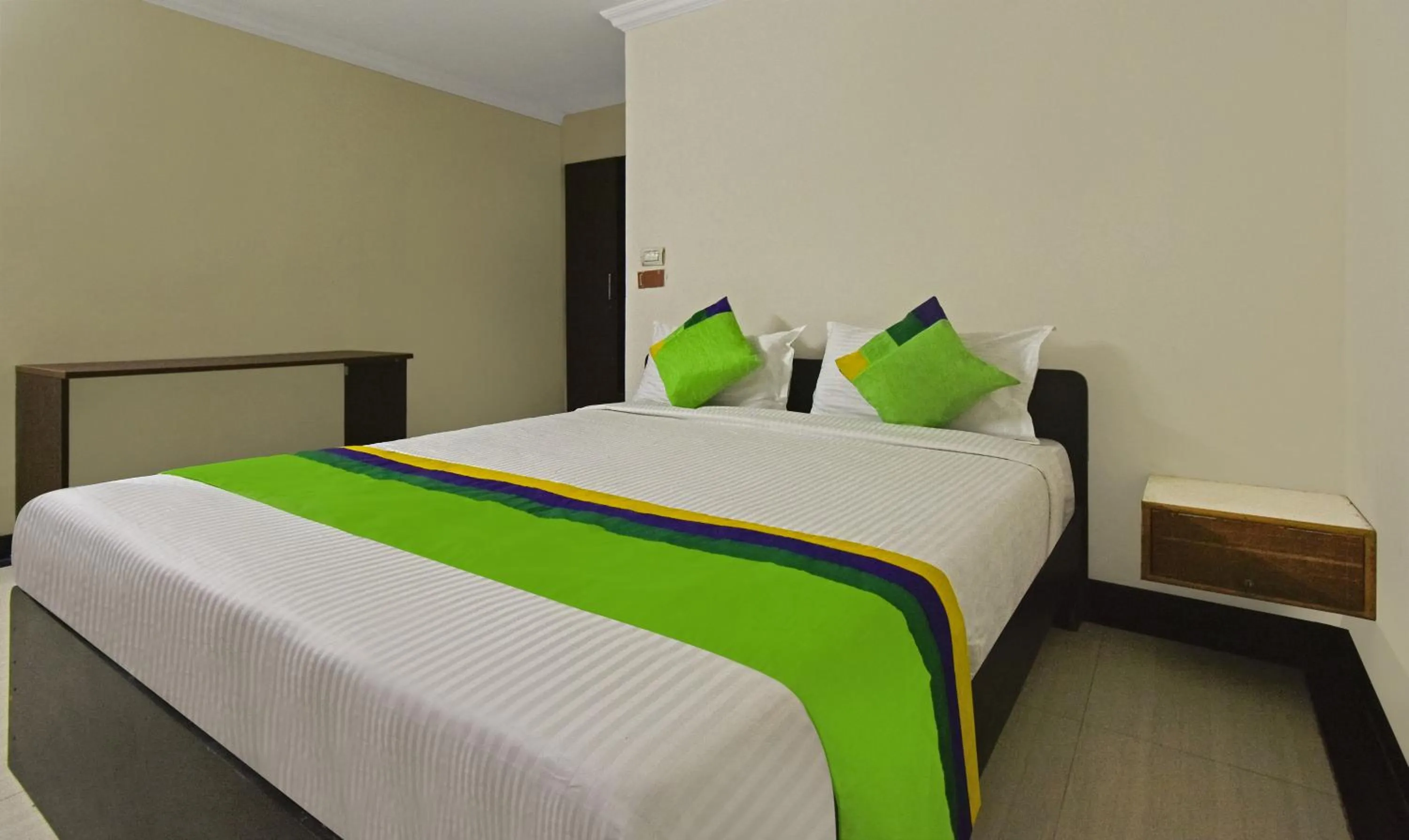 Bedroom, Bed in Treebo Samhaar Residency Thoraipakkam