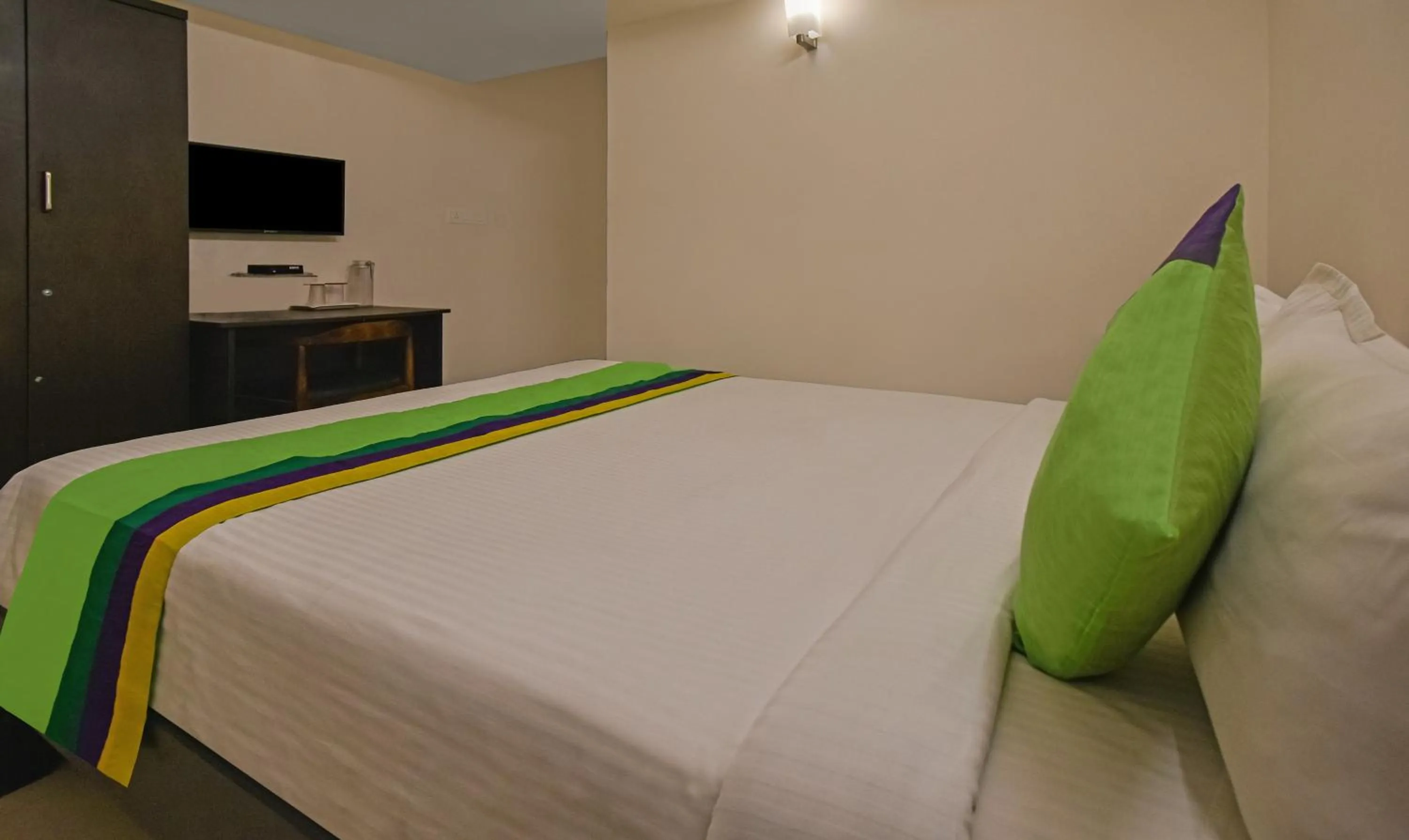 Bedroom, Bed in Treebo Samhaar Residency Thoraipakkam