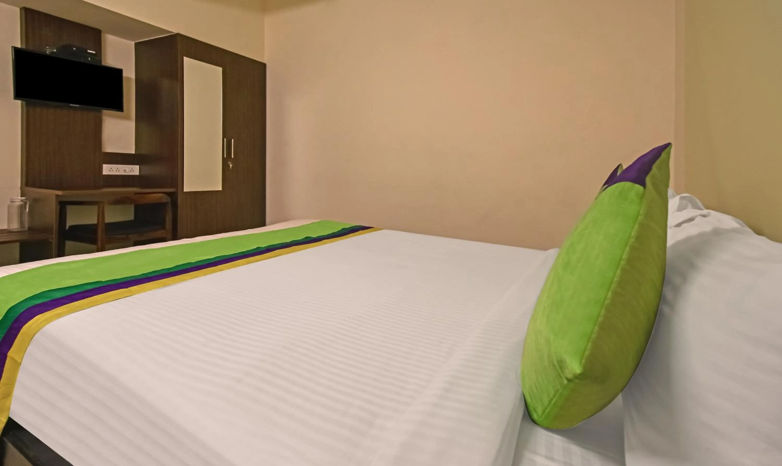 Bedroom, Bed in Treebo Samhaar Residency Thoraipakkam