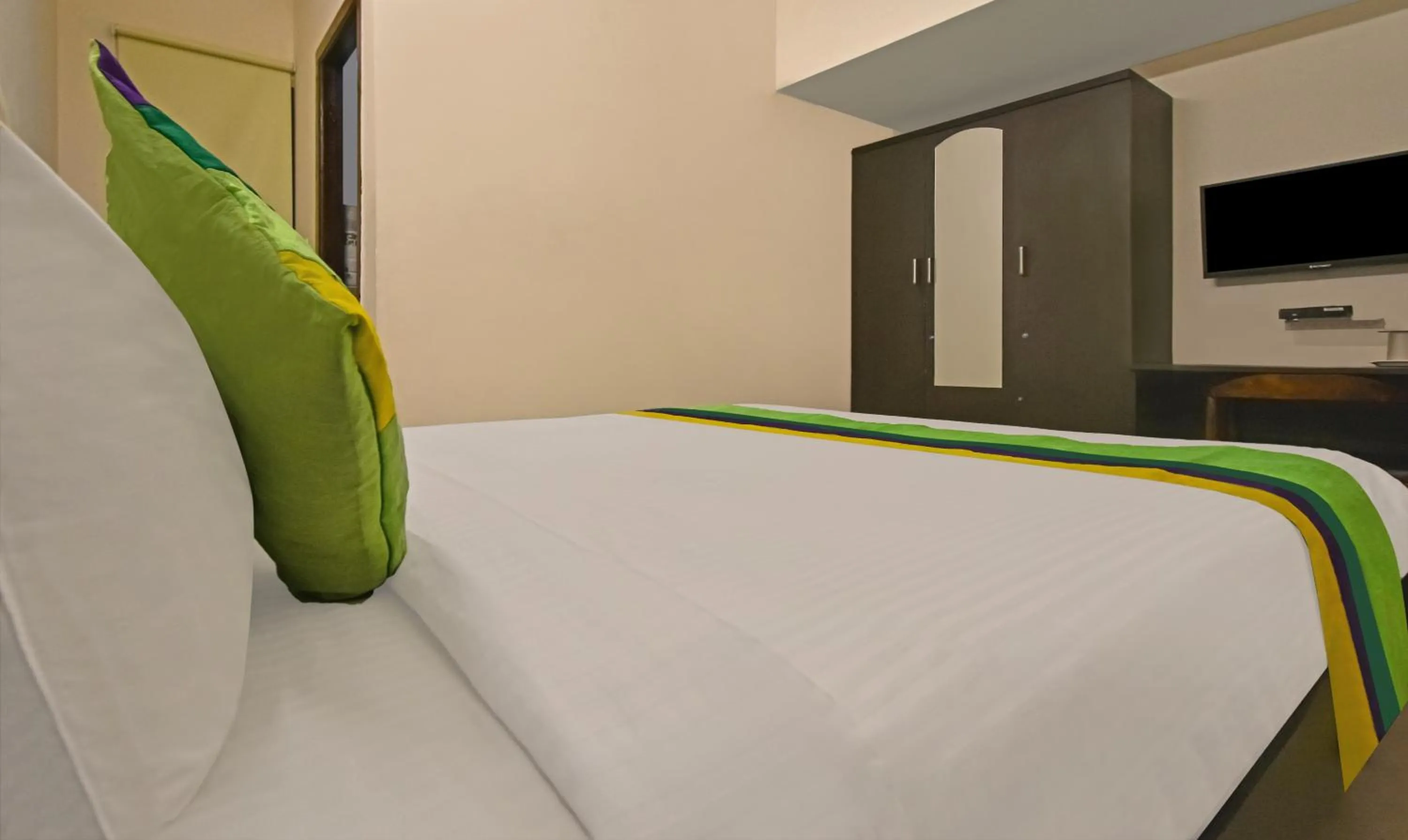 Bedroom, Bed in Treebo Samhaar Residency Thoraipakkam