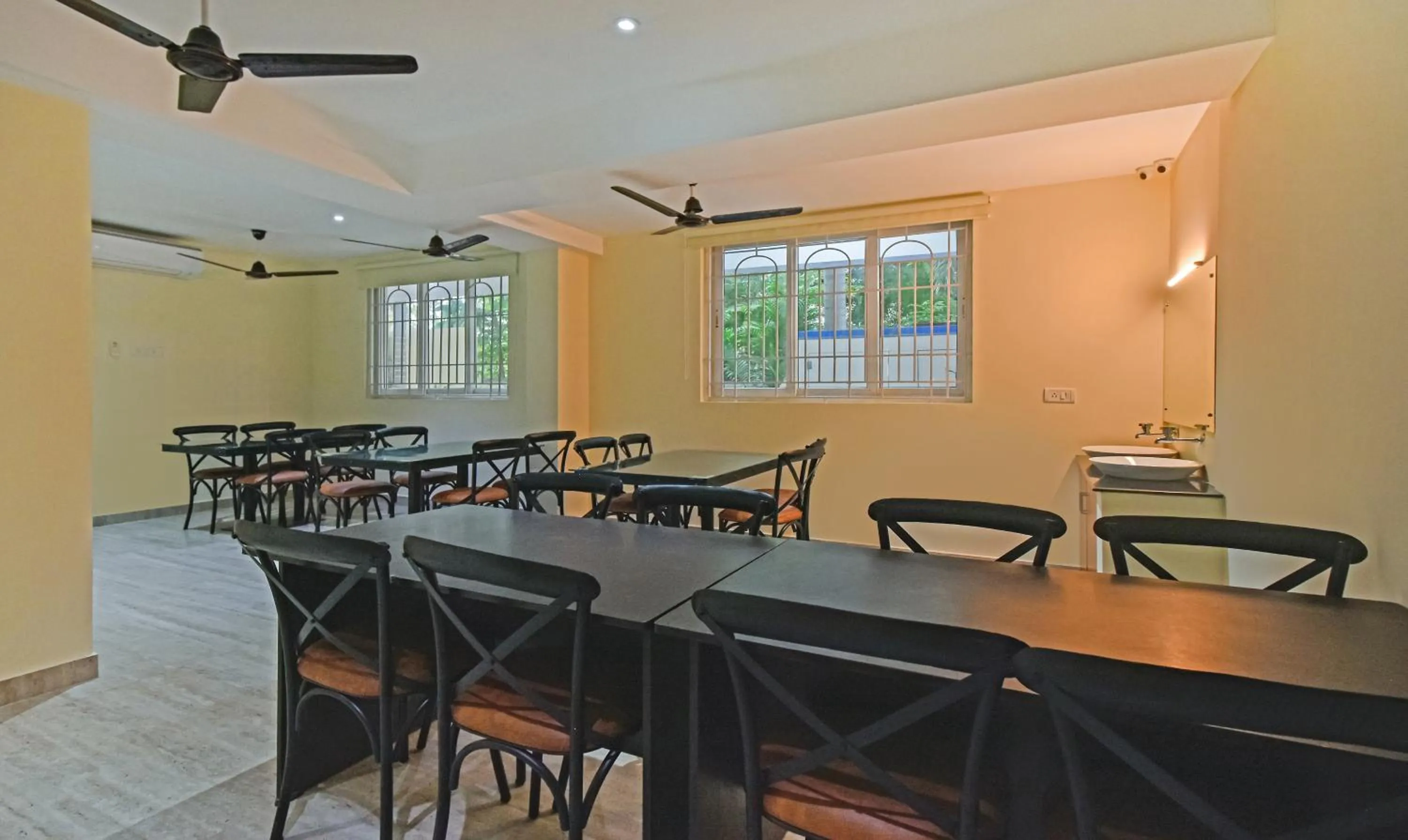 Restaurant/places to eat in Treebo Samhaar Residency Thoraipakkam