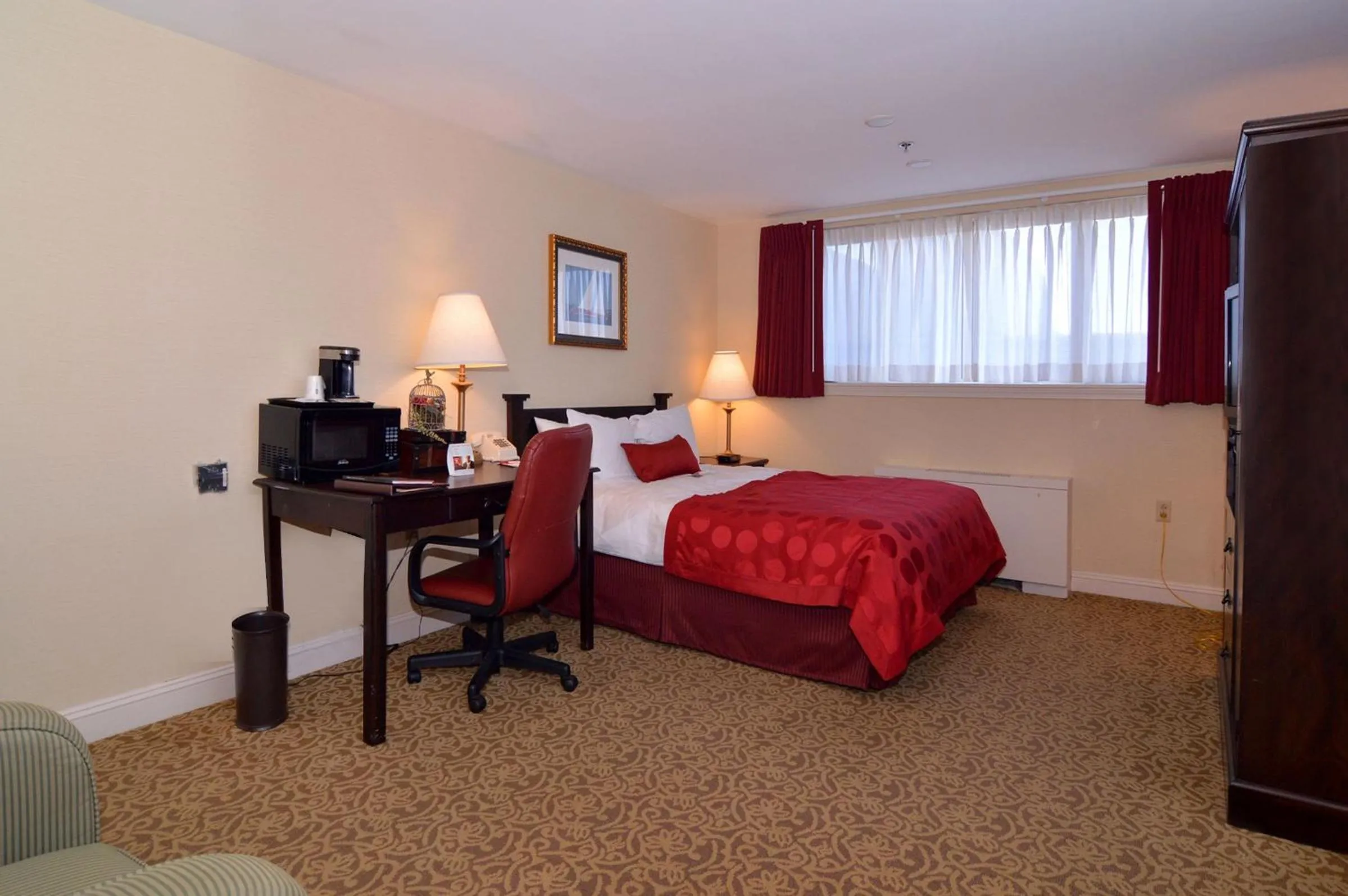 Bedroom, Bed in Ramada by Wyndham Seekonk Providence Area