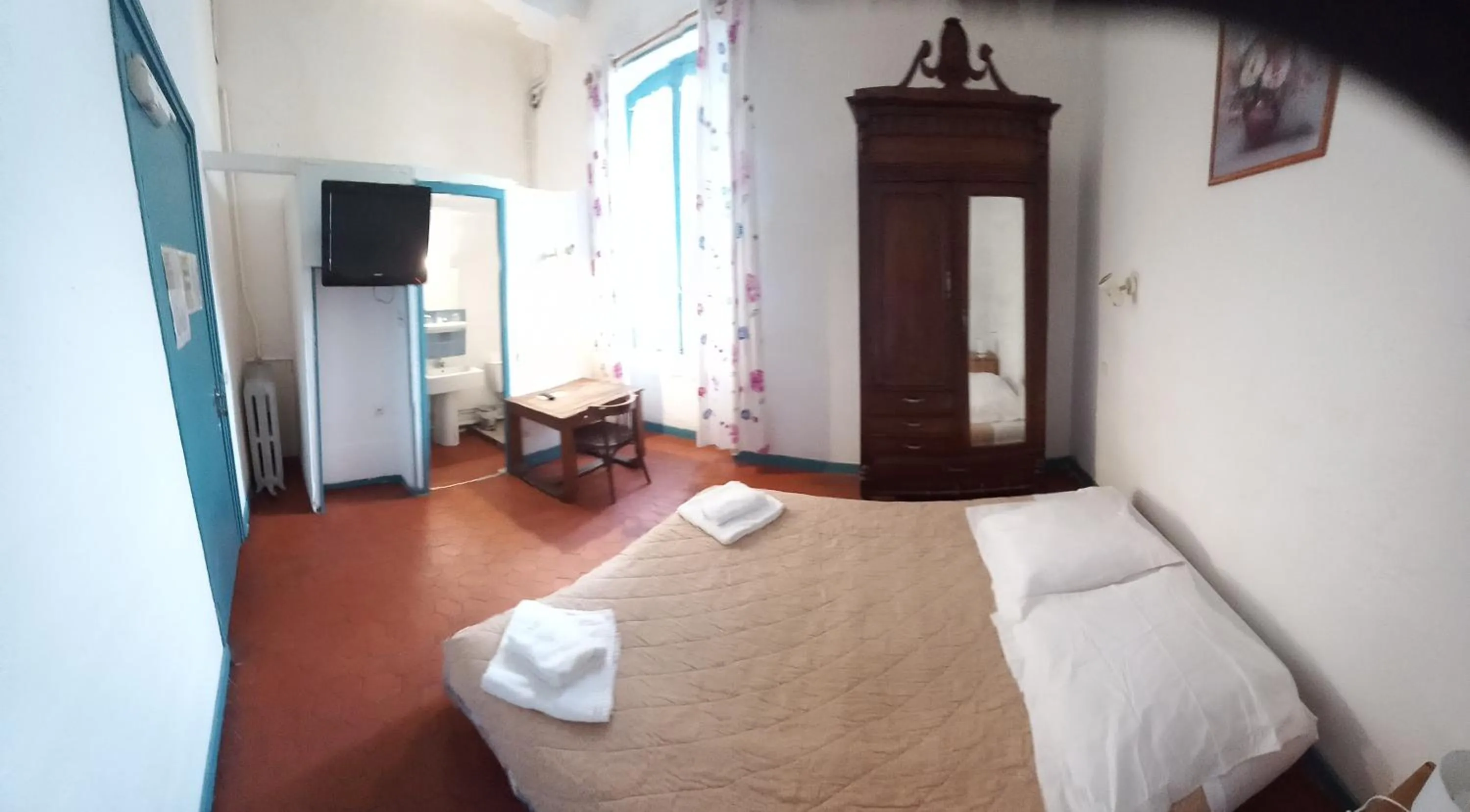 Bed in Hôtel Du Cours