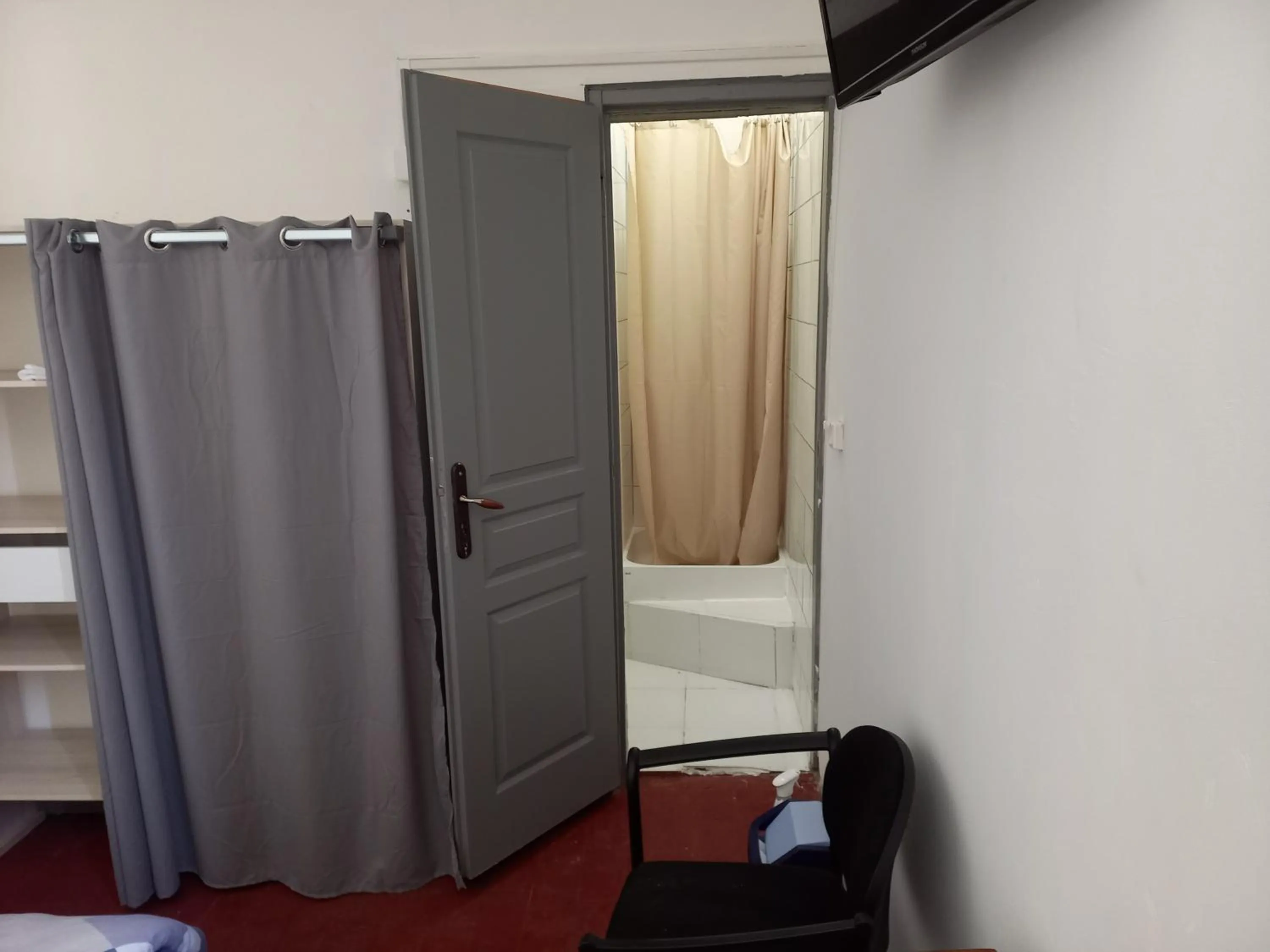 Bathroom, Bed in Hôtel Du Cours