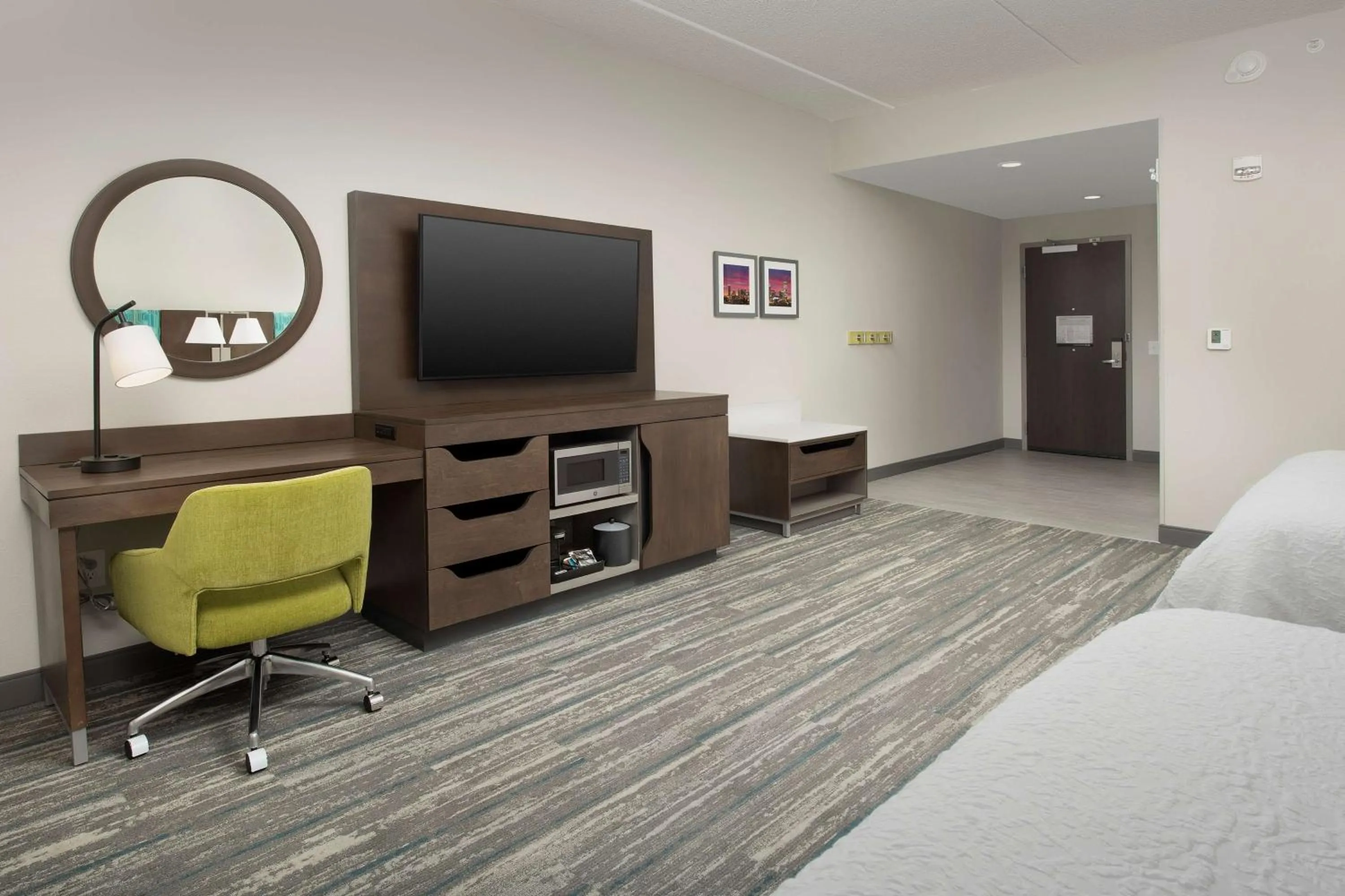 Bedroom, Bed in Hampton Inn & Suites Charlotte Airport Lake Pointe