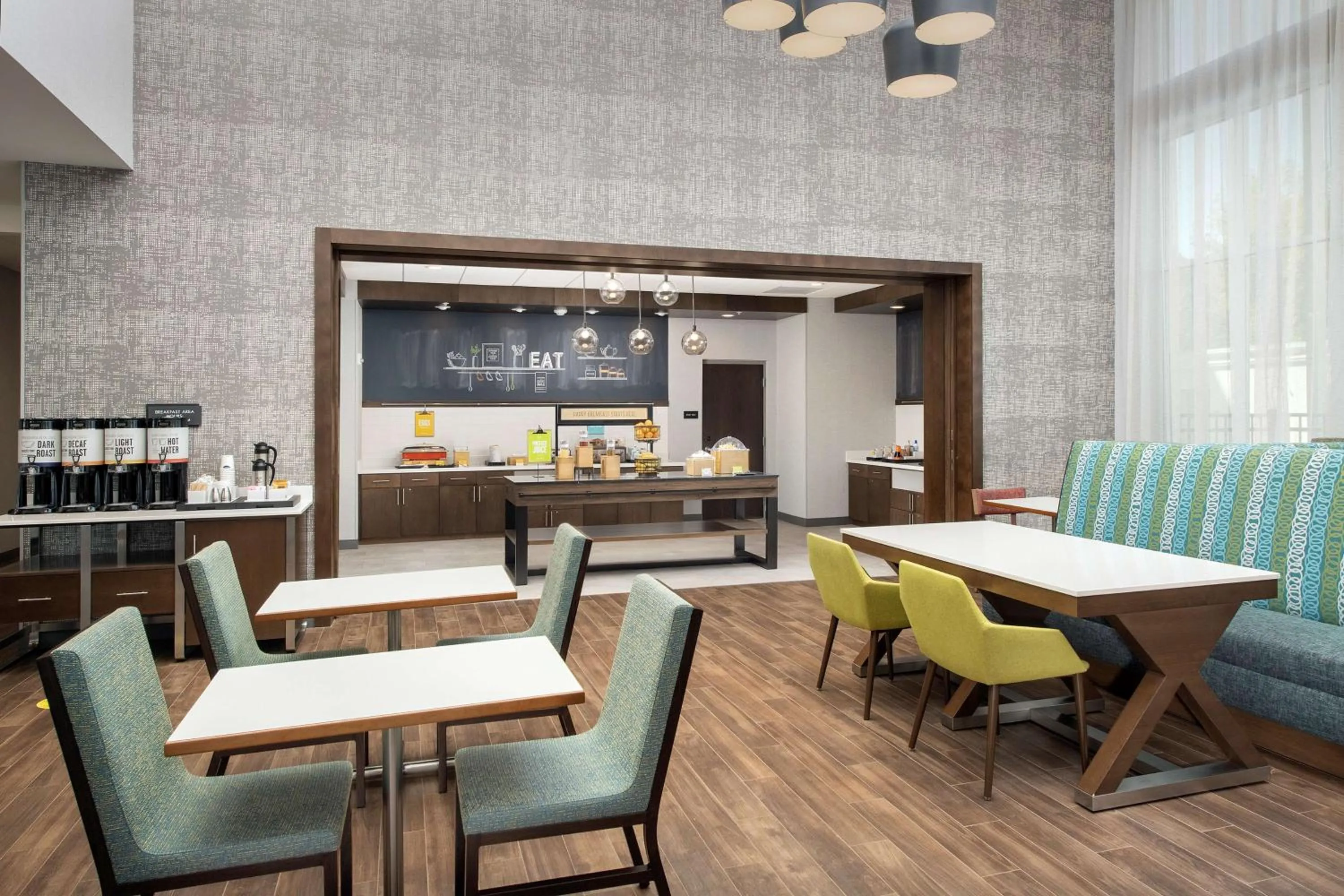 Breakfast in Hampton Inn & Suites Charlotte Airport Lake Pointe