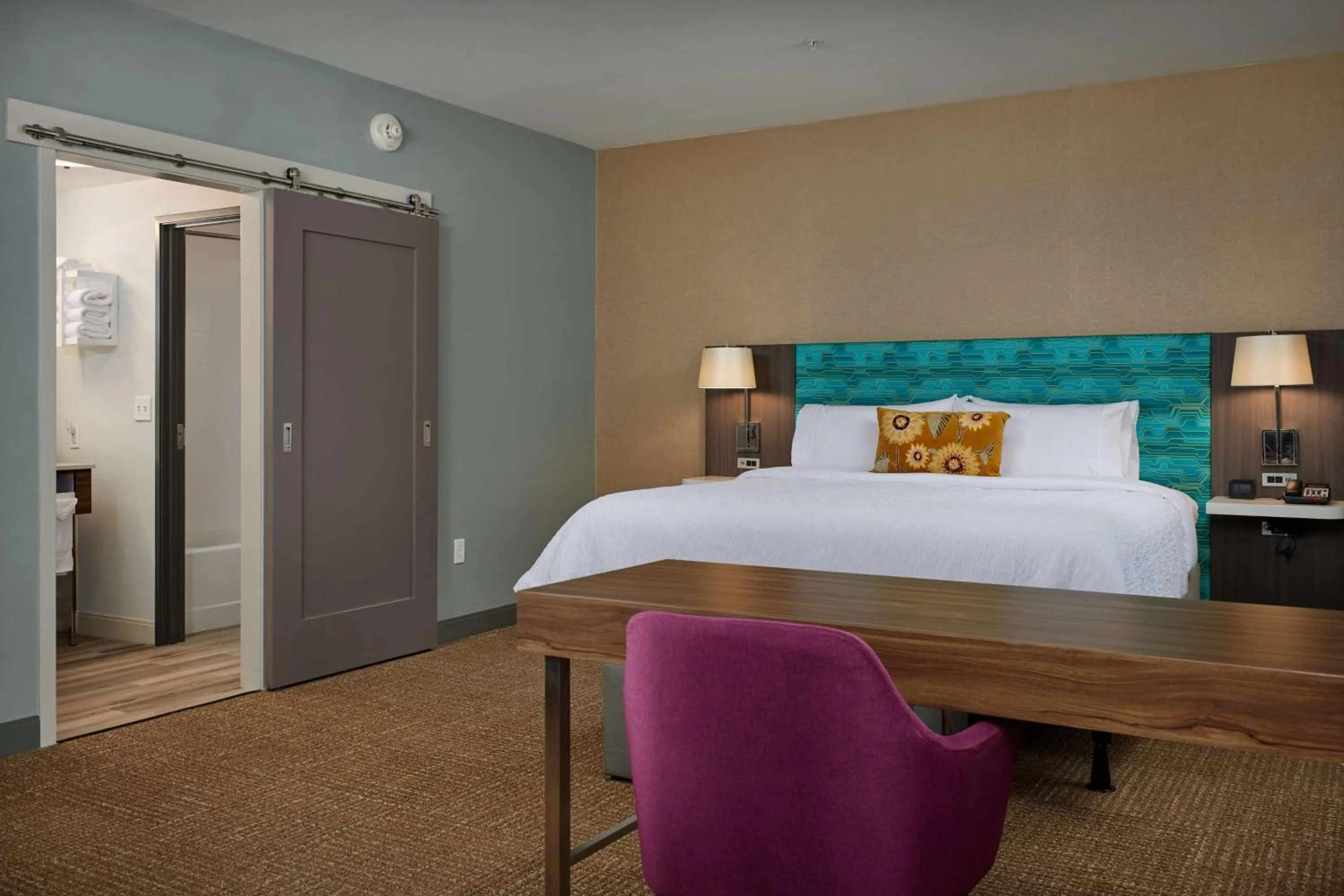 Bedroom, Bed in Hampton Inn Sherwood Portland