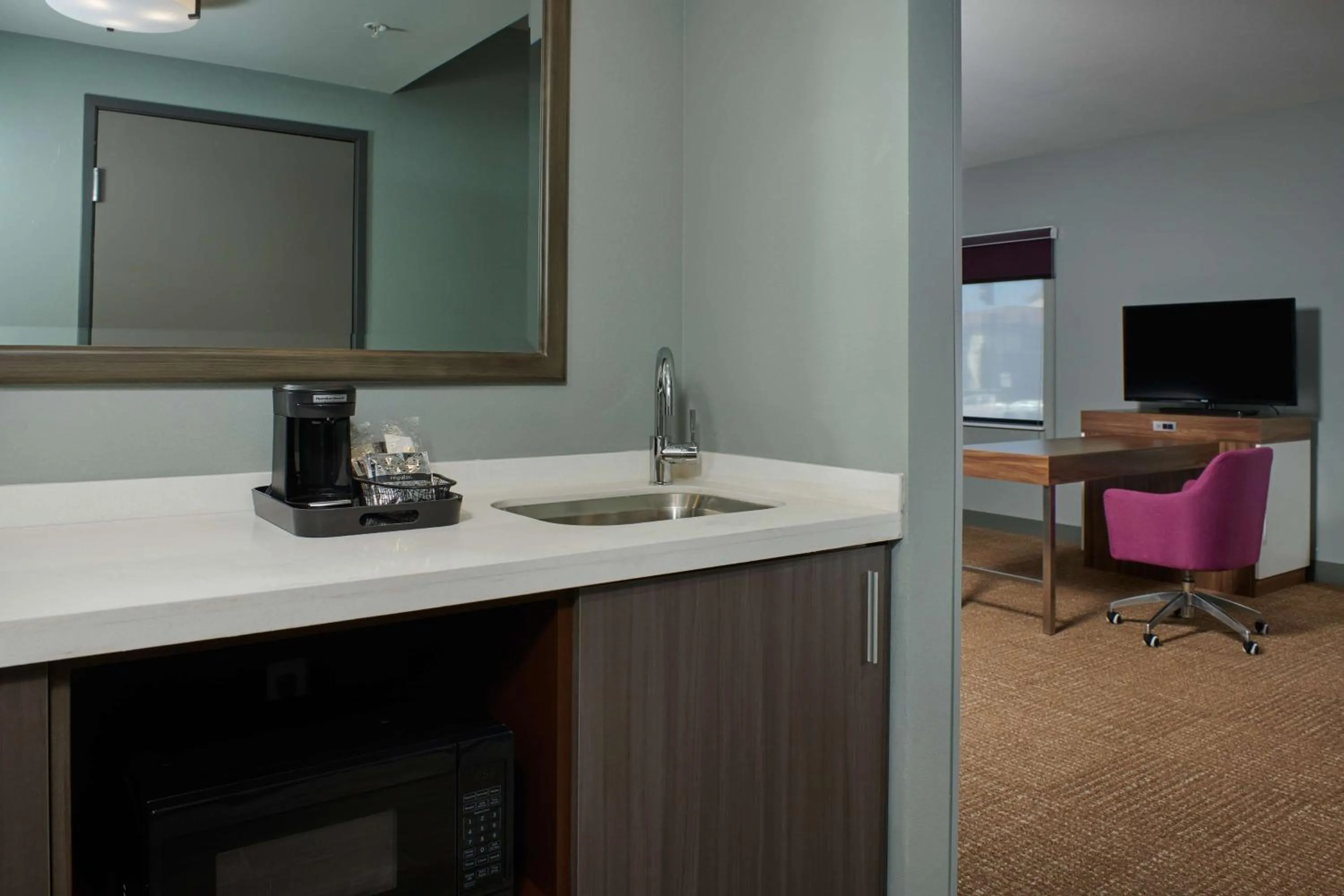 Bedroom in Hampton Inn Sherwood Portland