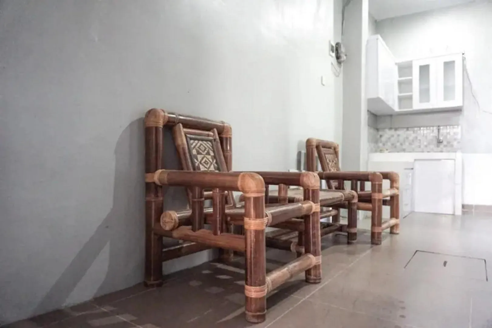 Seating area in RedDoorz at Berlian Homestay Malioboro Yogyakarta
