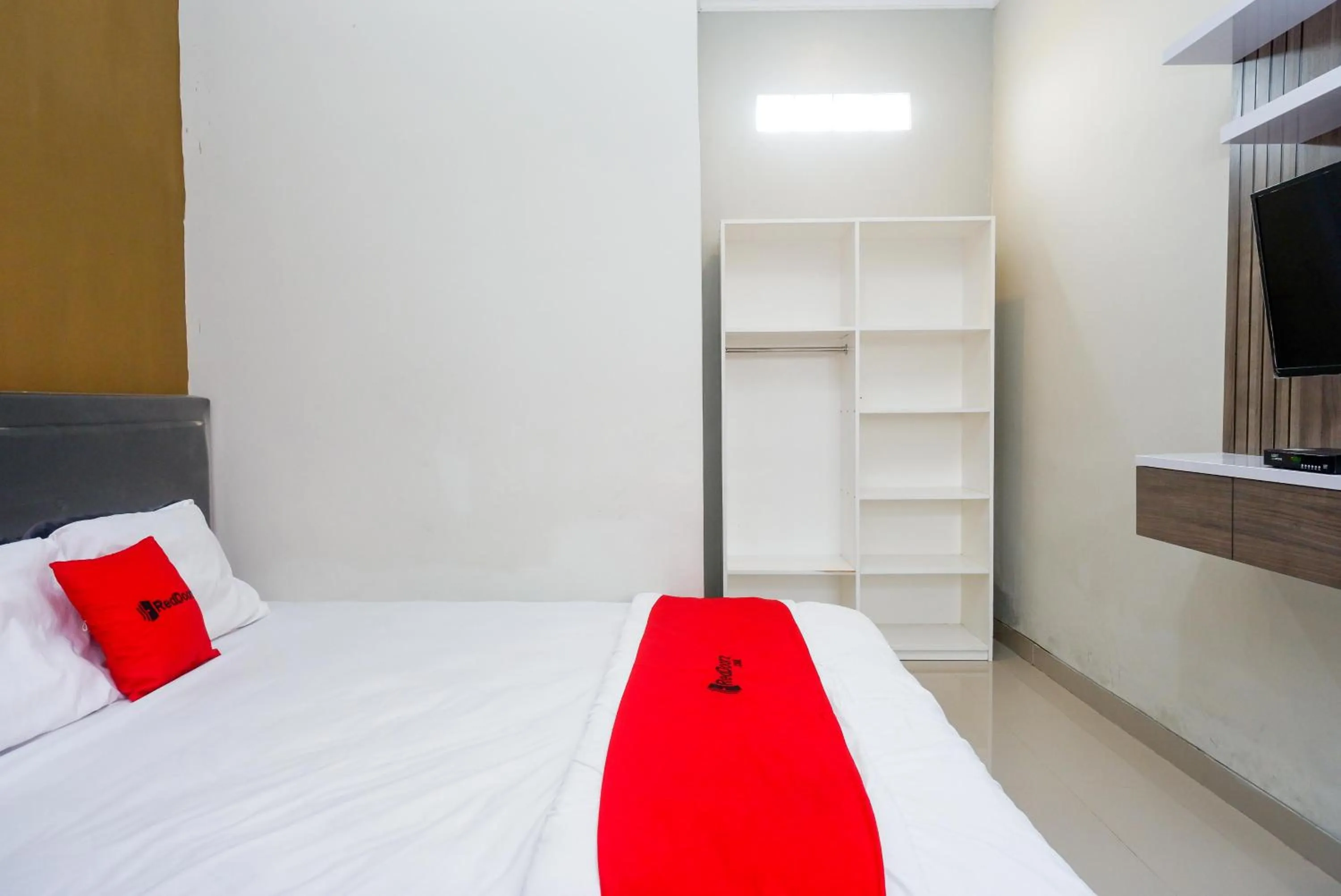 Bedroom, Bed in RedDoorz at Berlian Homestay Malioboro Yogyakarta