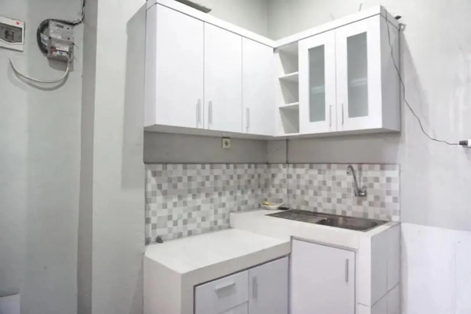 Kitchen or kitchenette in RedDoorz at Berlian Homestay Malioboro Yogyakarta