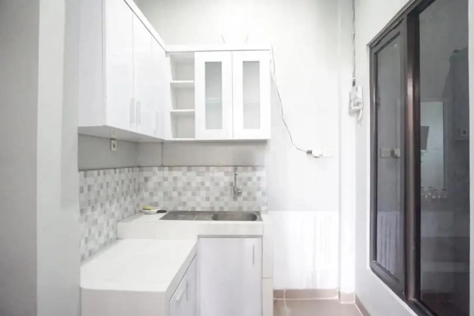 Kitchen or kitchenette in RedDoorz at Berlian Homestay Malioboro Yogyakarta