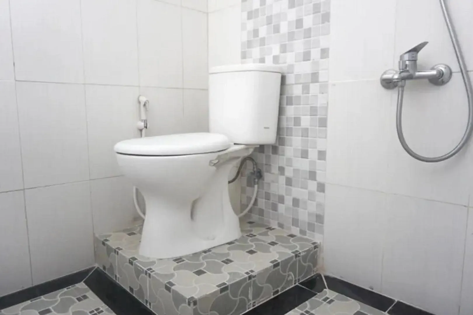 Bathroom in RedDoorz at Berlian Homestay Malioboro Yogyakarta