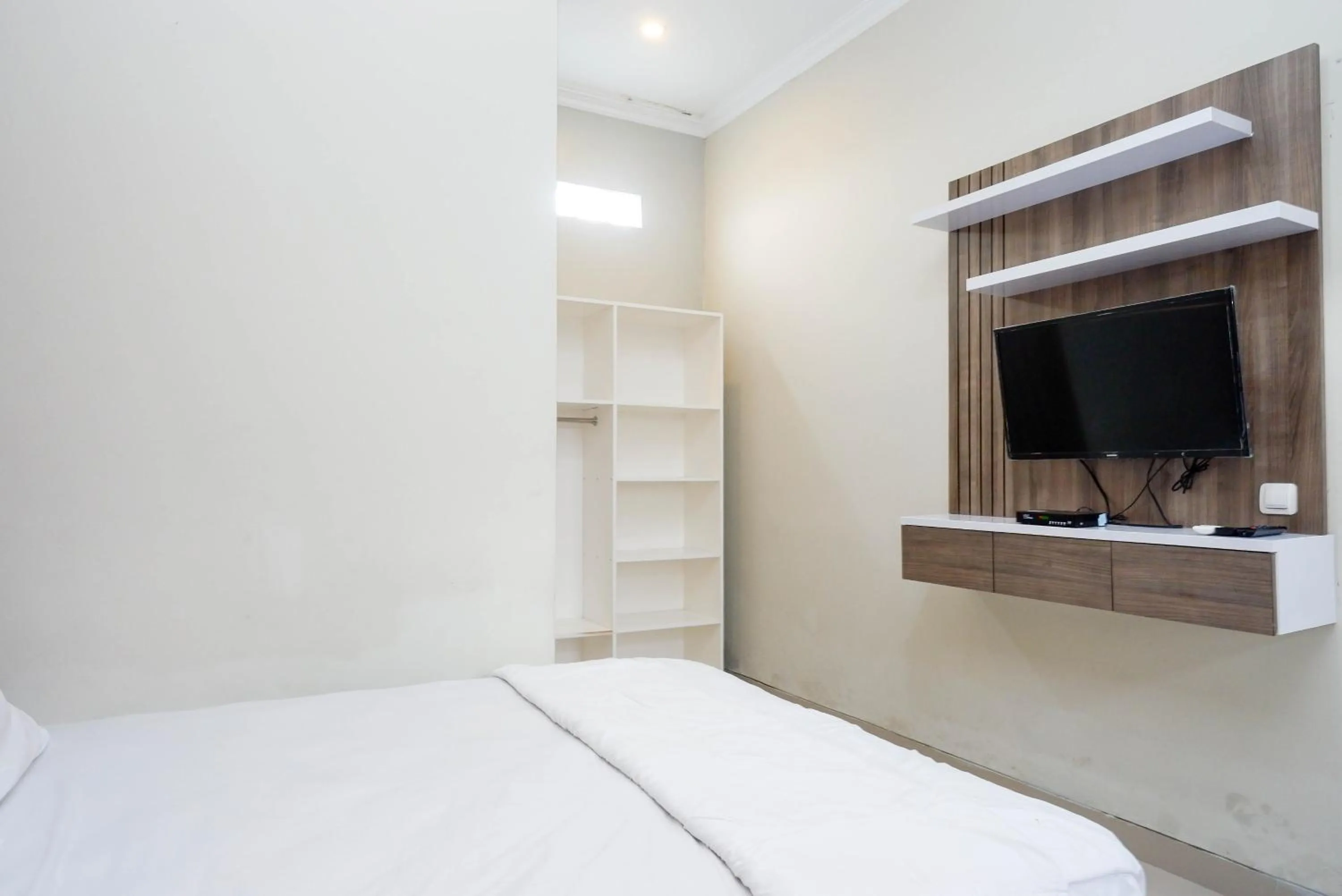 TV and multimedia, Bed in RedDoorz at Berlian Homestay Malioboro Yogyakarta