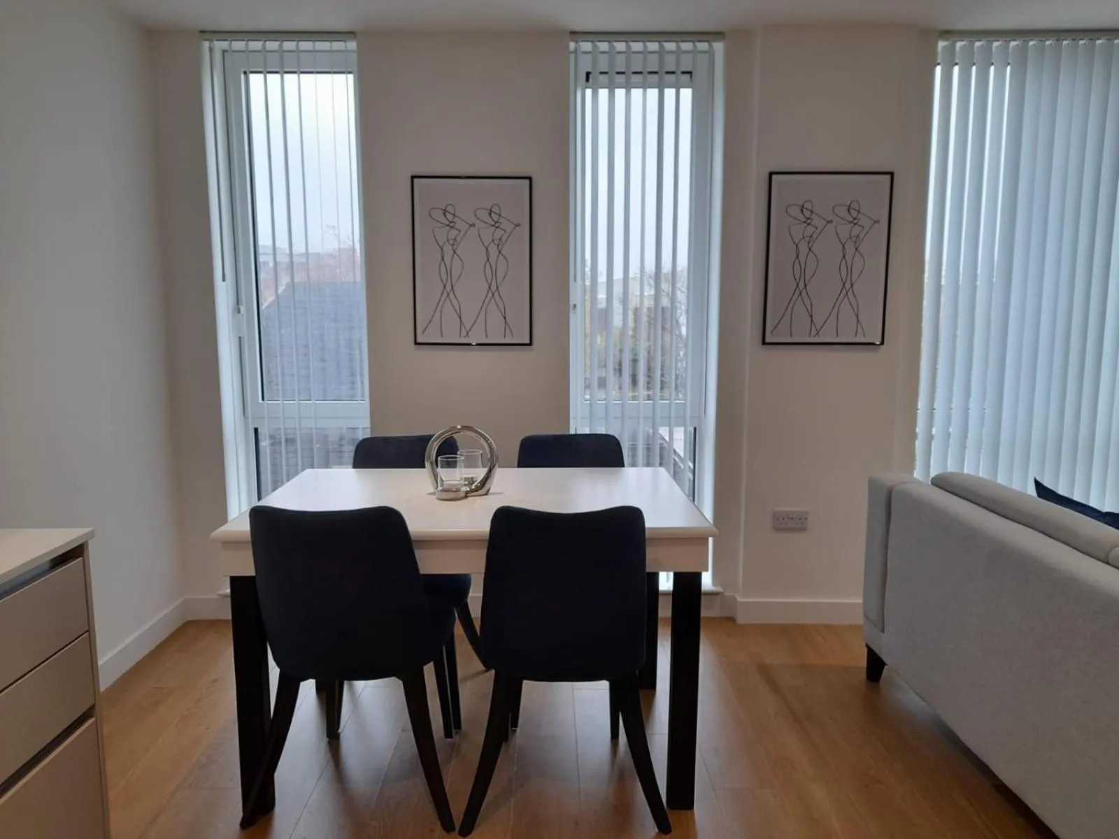 Living room in Berks Luxury Serviced Apartments , free parking, free Gym and free wifi