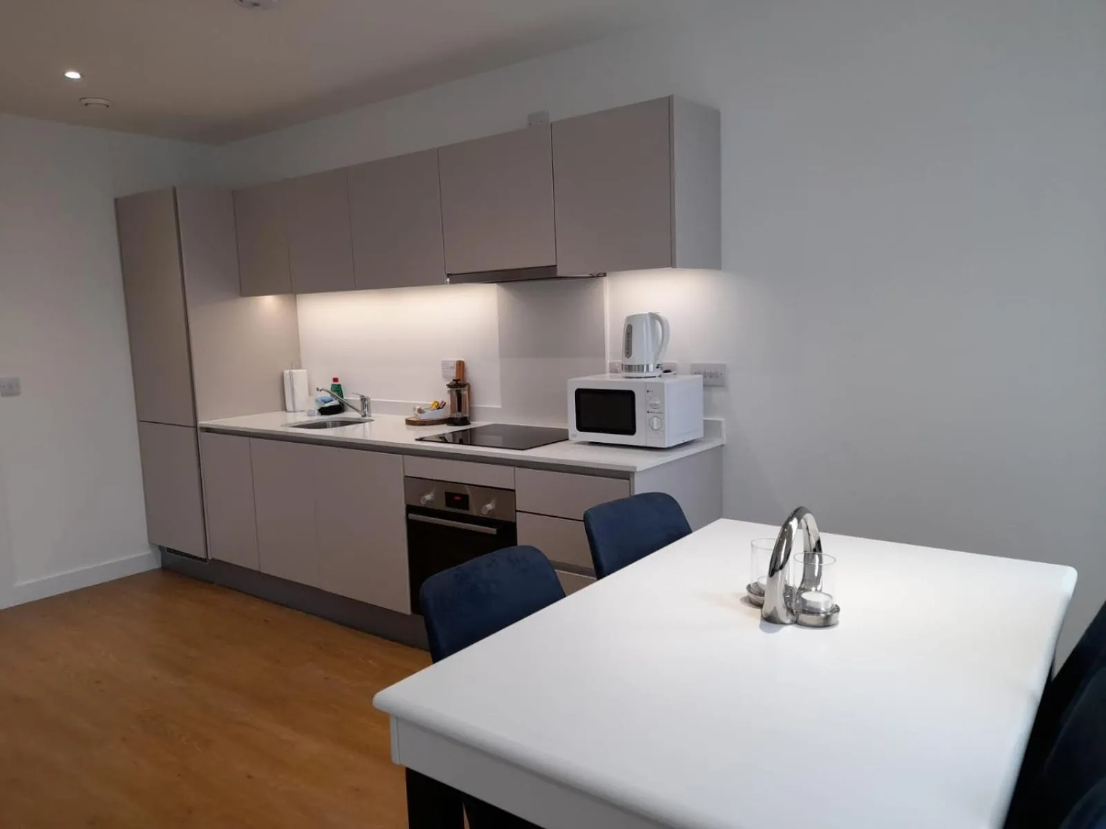 Kitchen or kitchenette in Berks Luxury Serviced Apartments , free parking, free Gym and free wifi