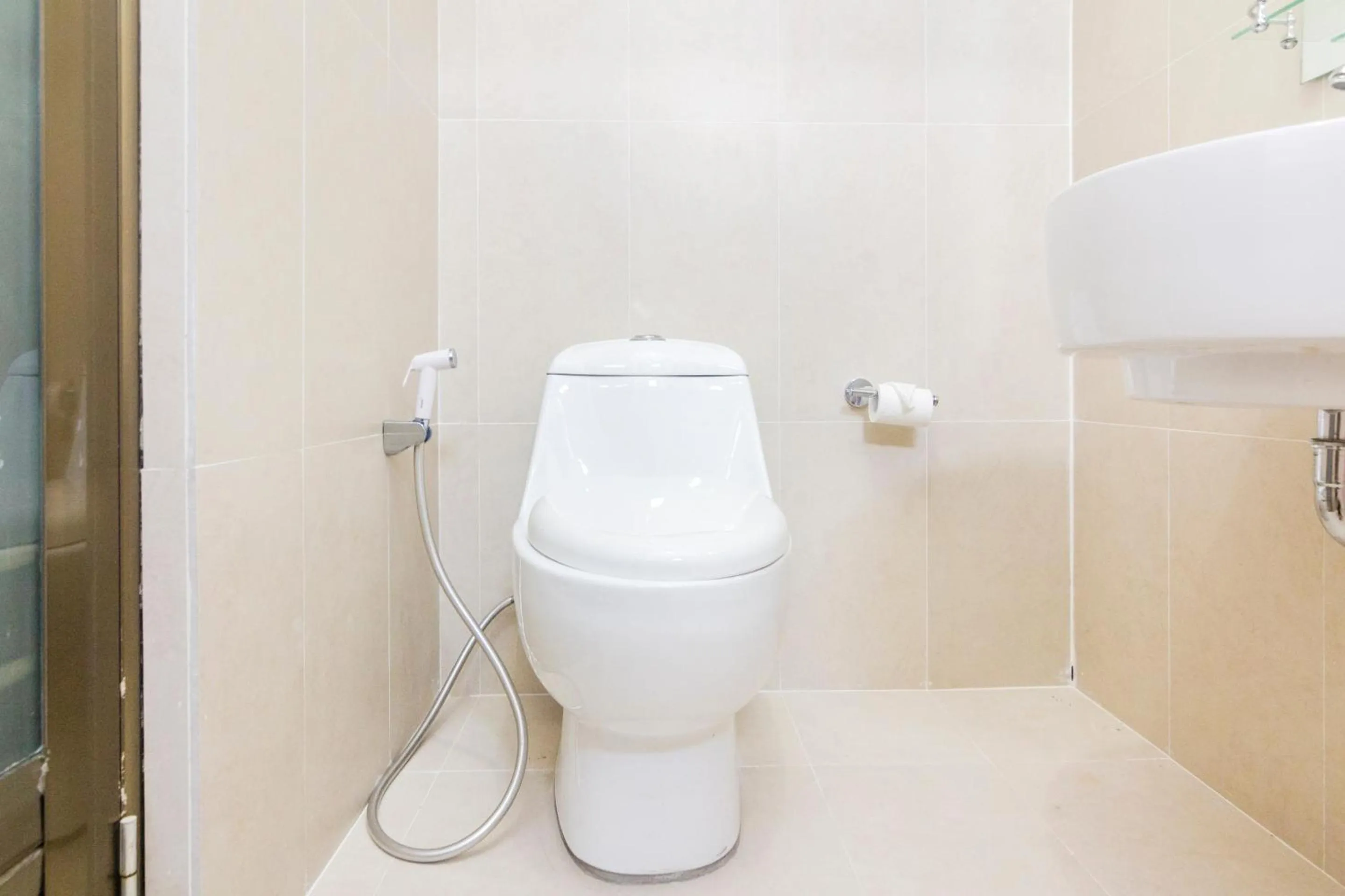 Bathroom in Capital O 1867 Kara Guest House