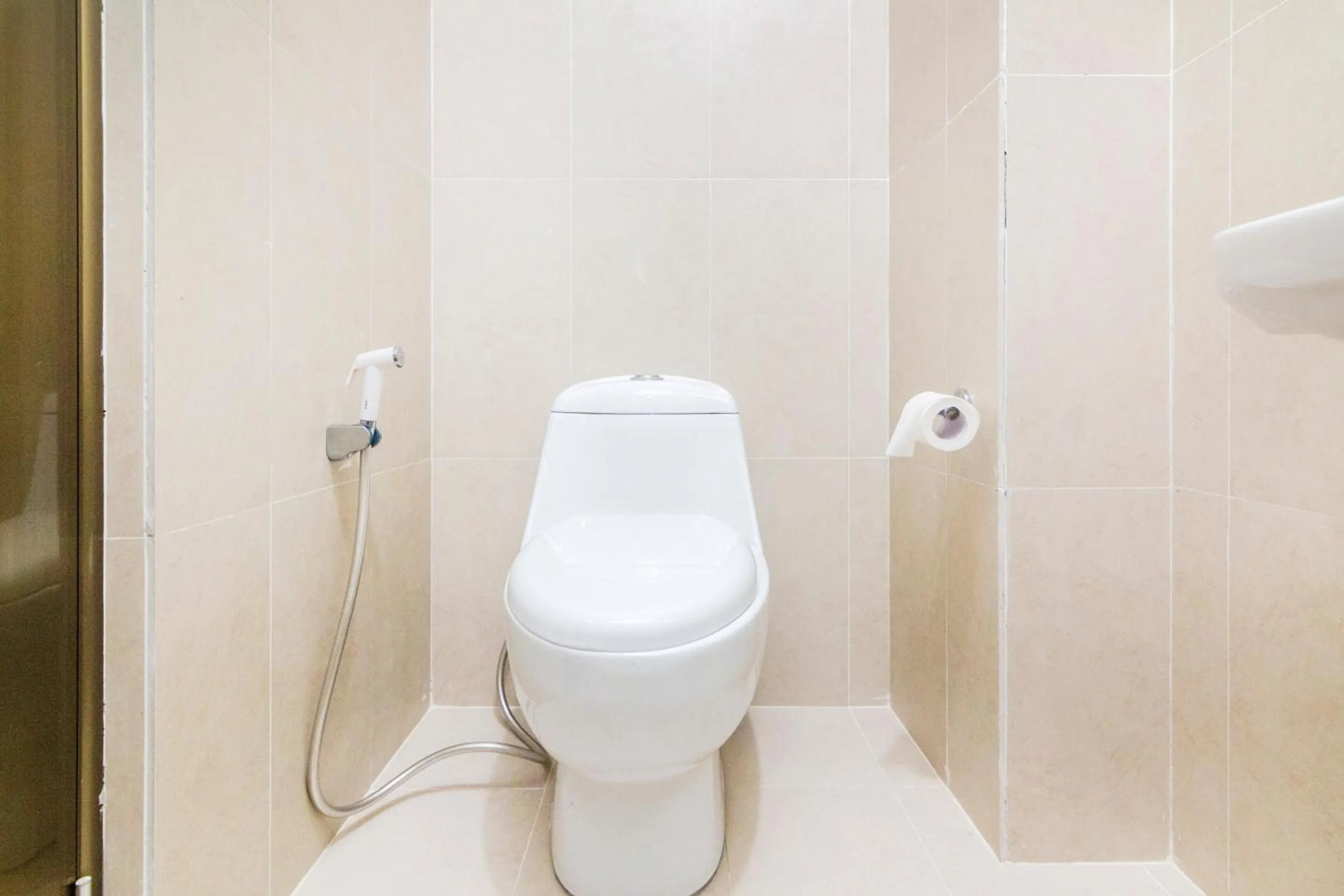 Bathroom in Capital O 1867 Kara Guest House