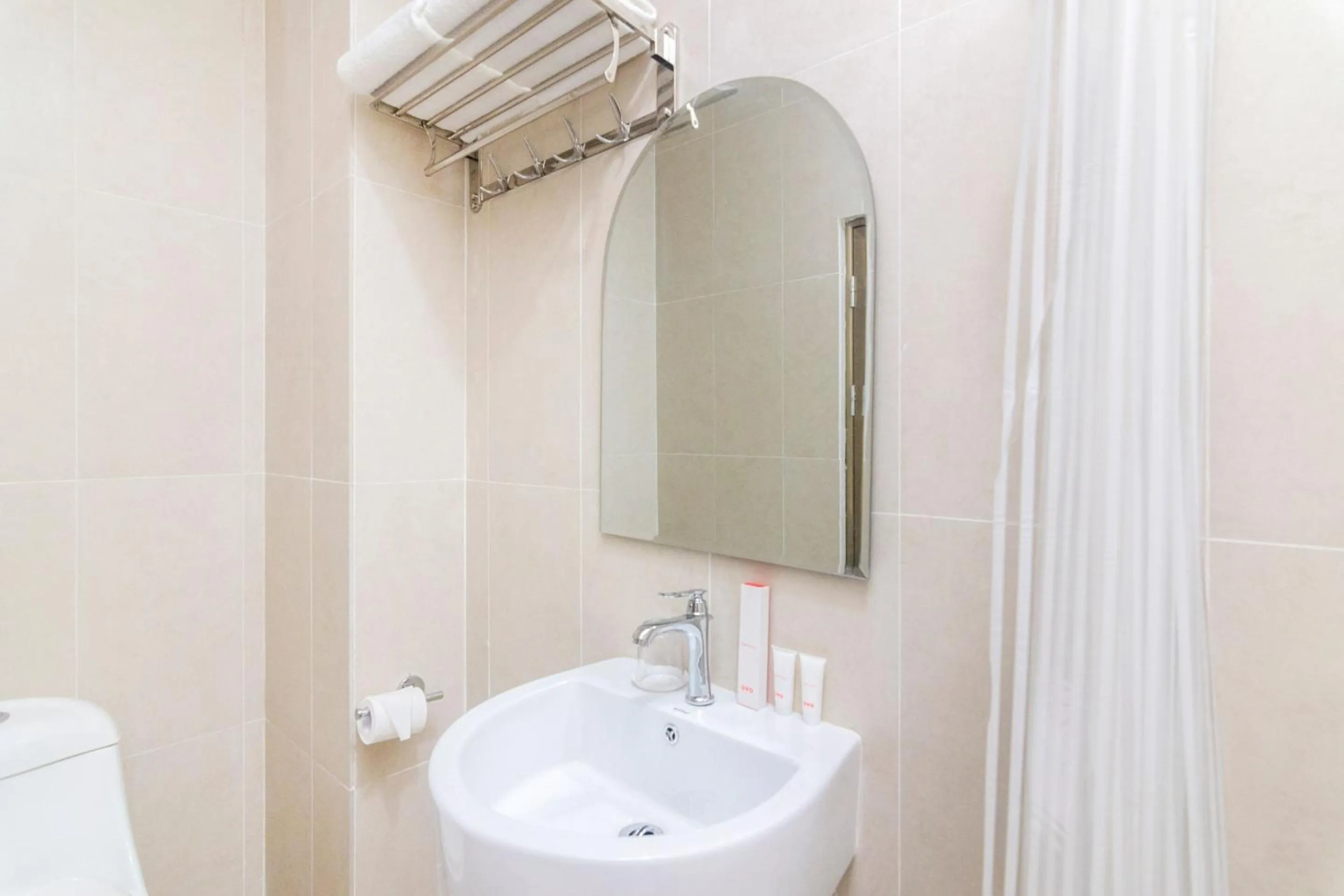 Bathroom in Capital O 1867 Kara Guest House