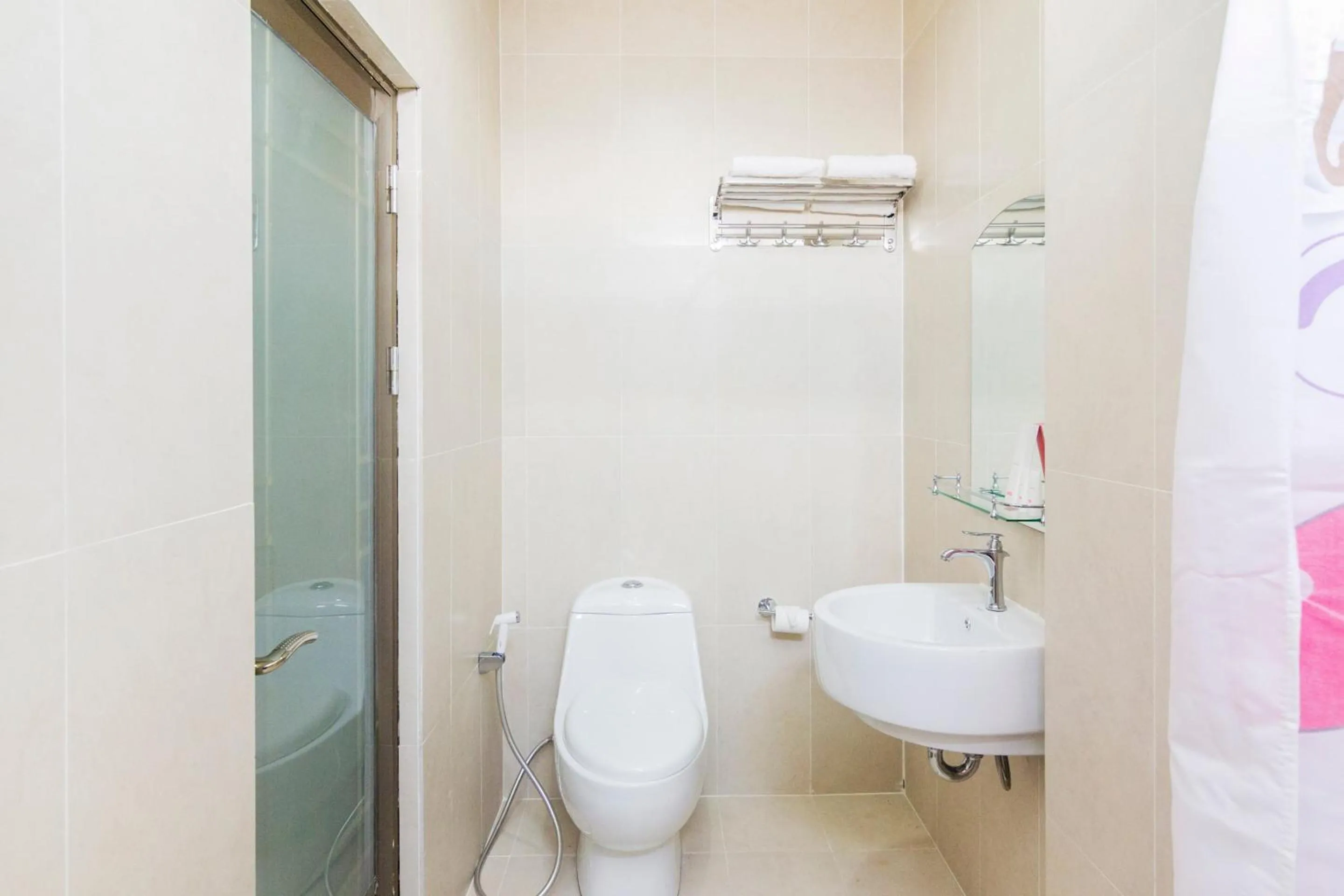 Bathroom in Capital O 1867 Kara Guest House