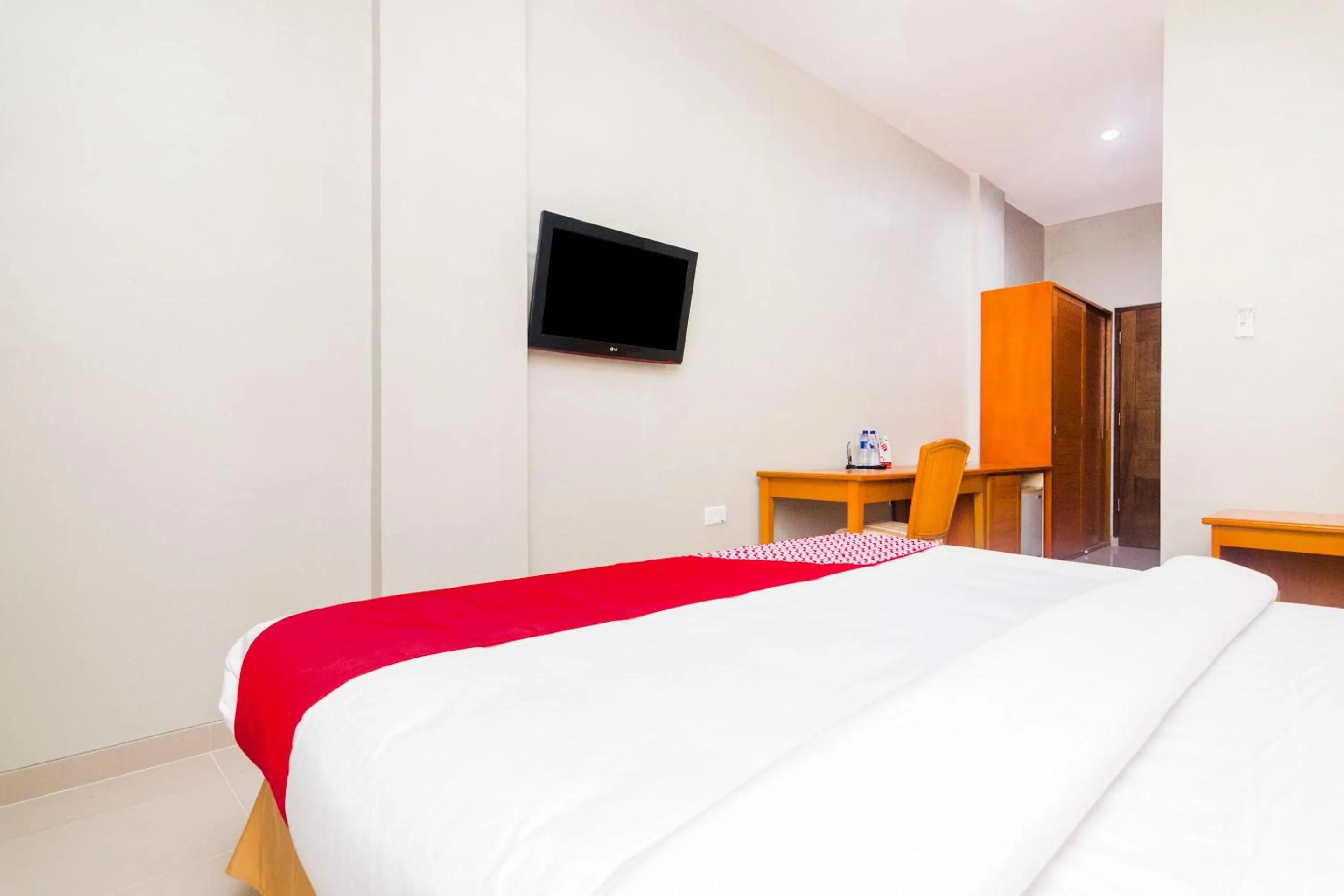 Bedroom, Bed in Capital O 1867 Kara Guest House