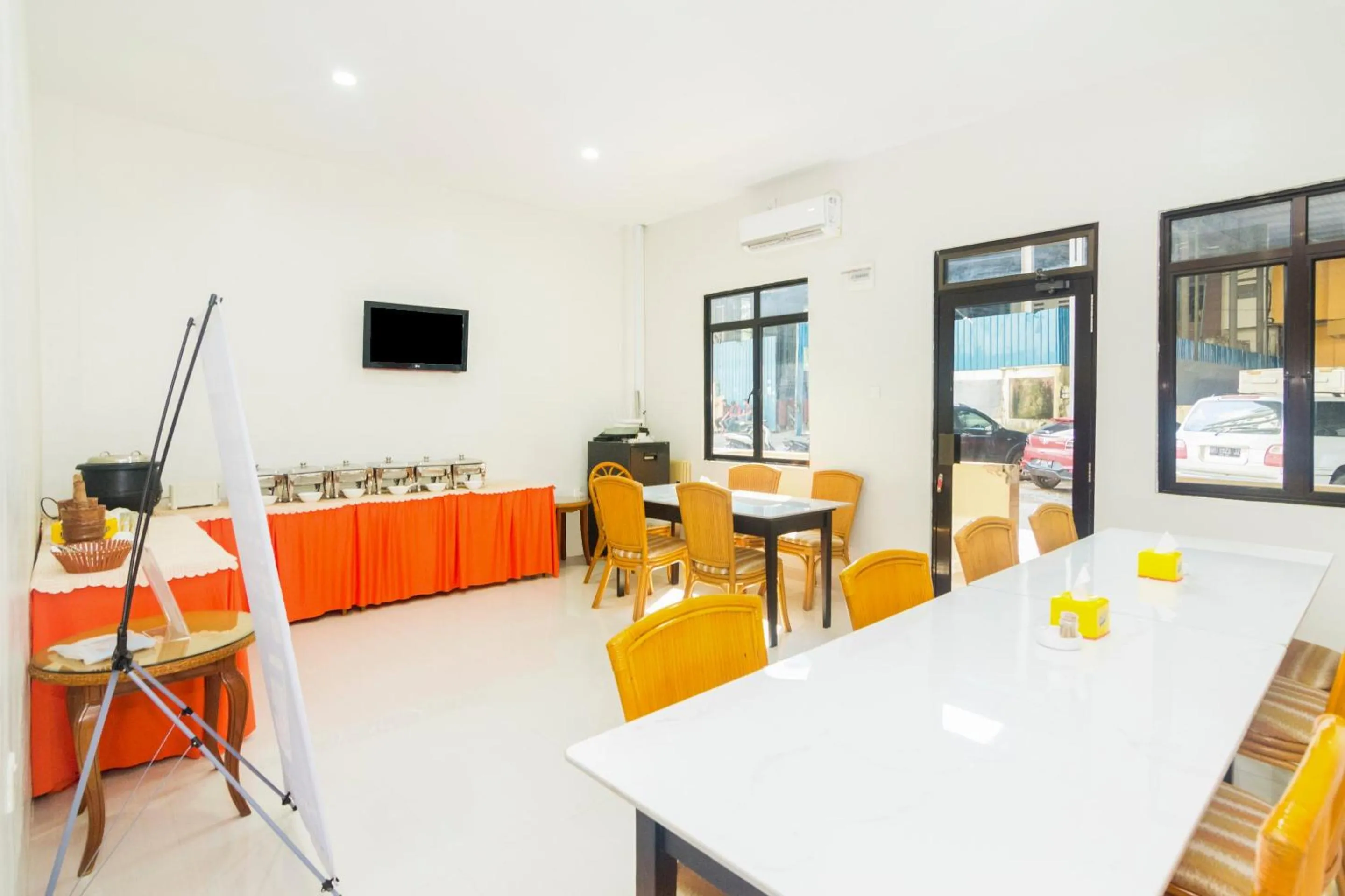 Restaurant/places to eat in Capital O 1867 Kara Guest House