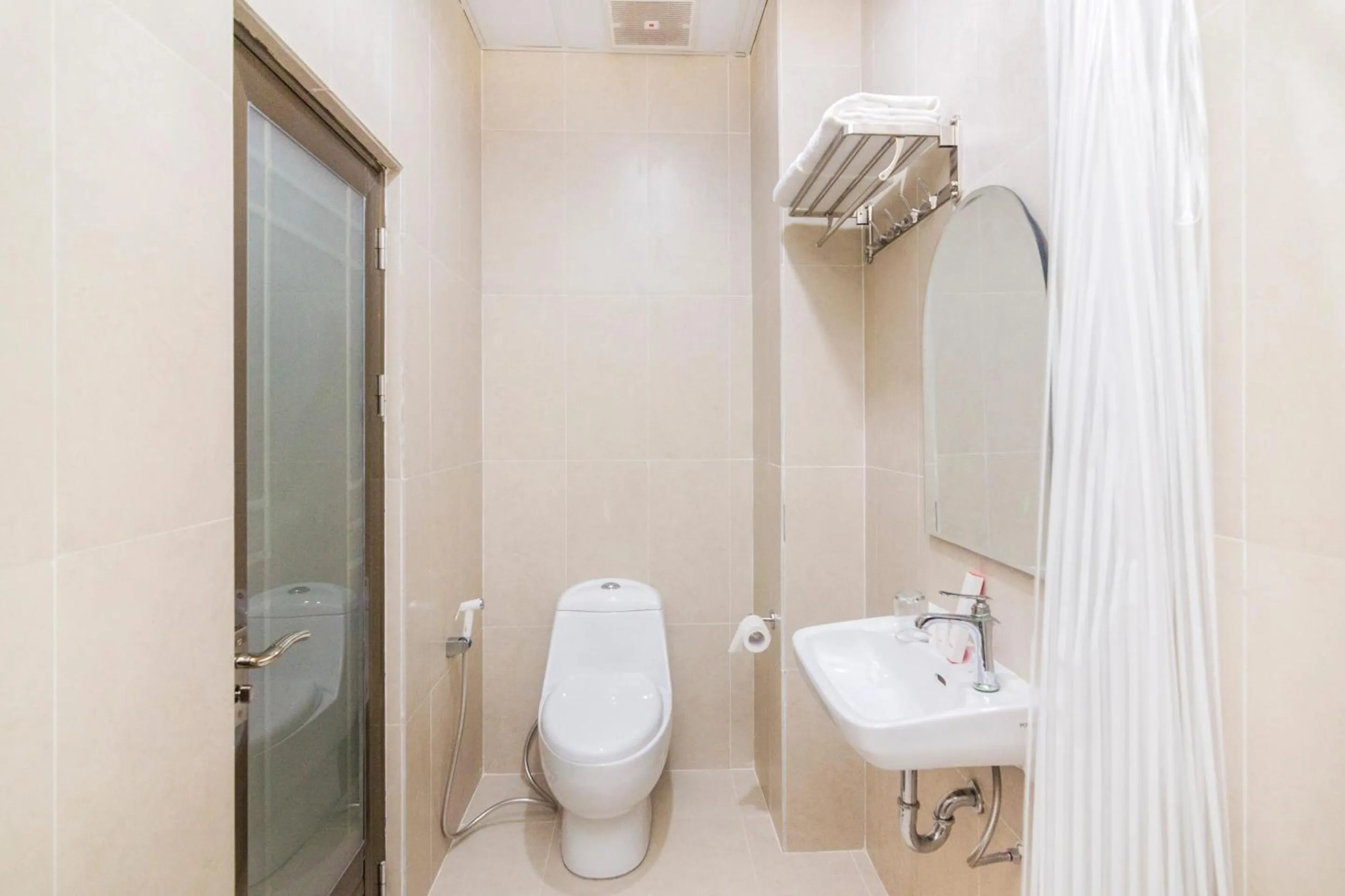 Bathroom in Capital O 1867 Kara Guest House