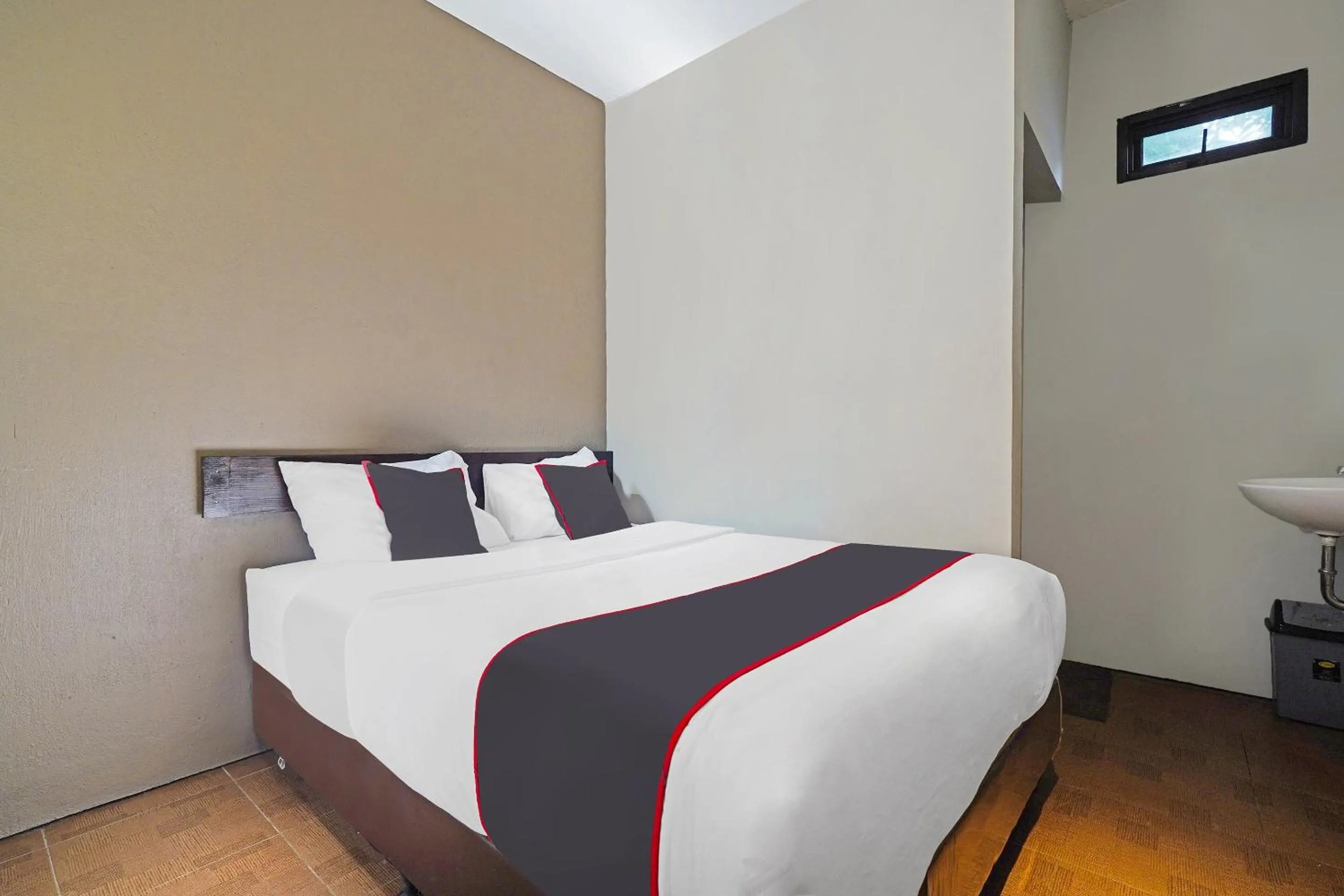 Bedroom, Bed in Capital O 1898 Louise Place