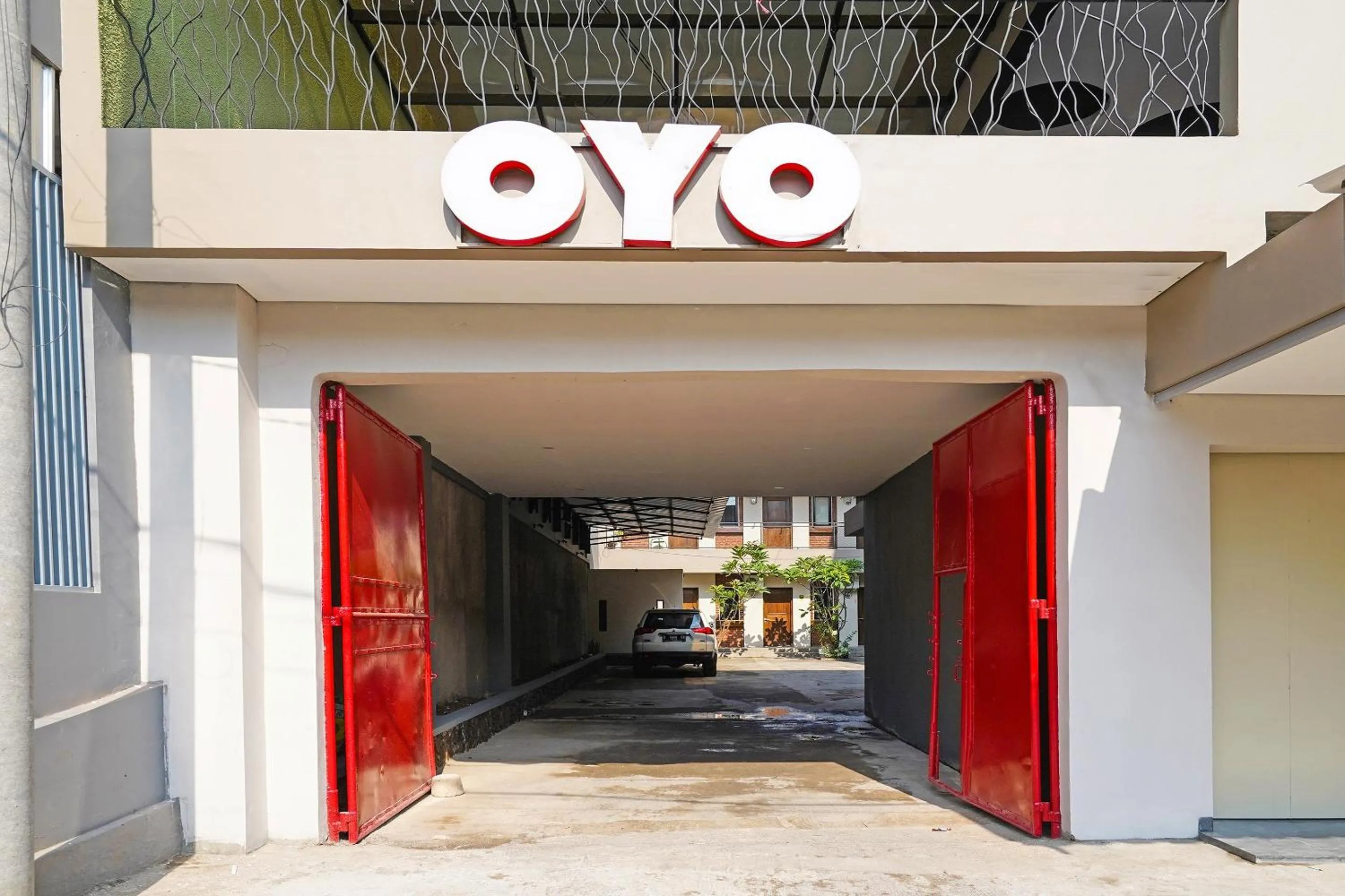 Facade/entrance in Capital O 1898 Louise Place