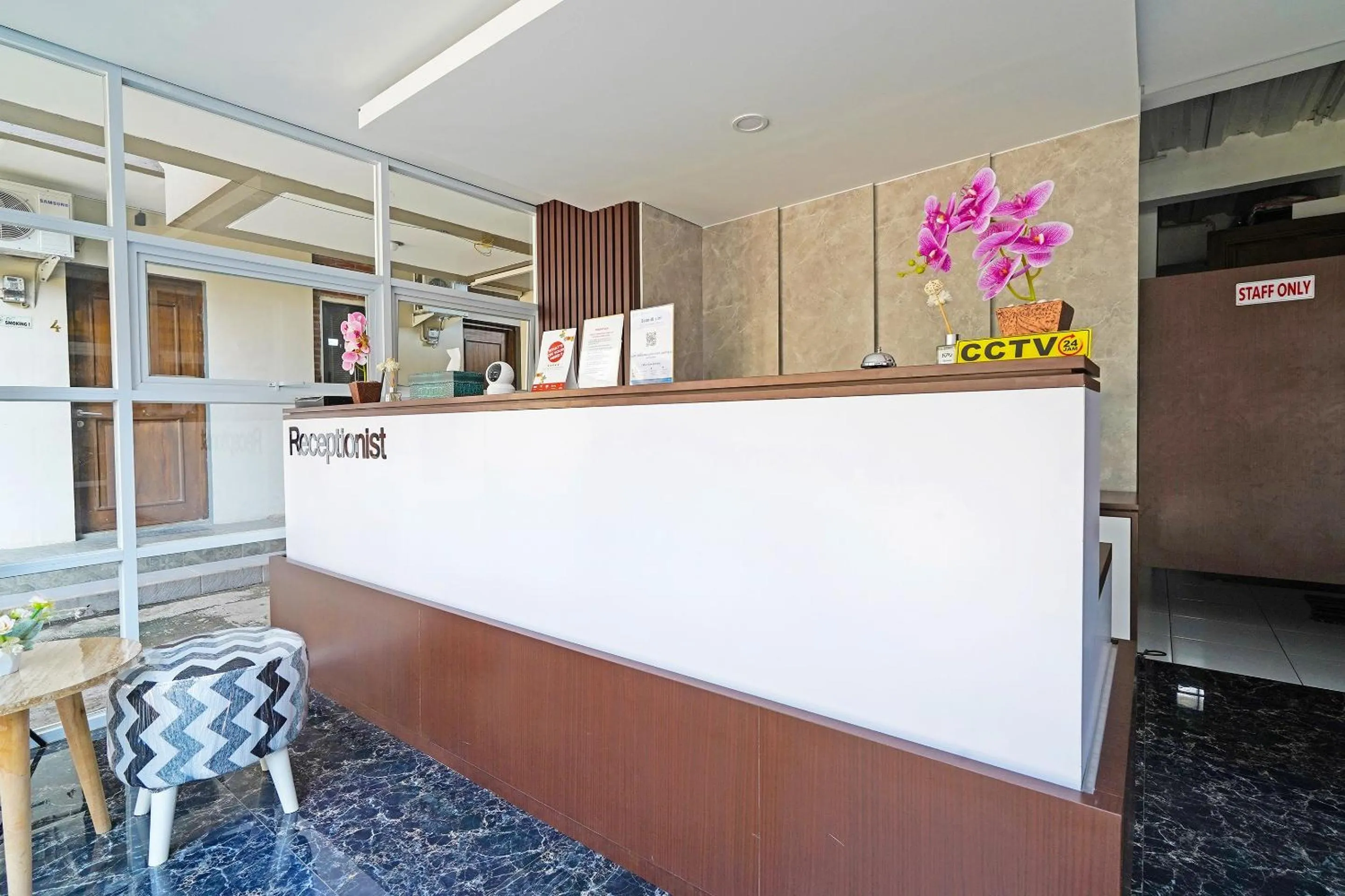 Lobby or reception in Capital O 1898 Louise Place