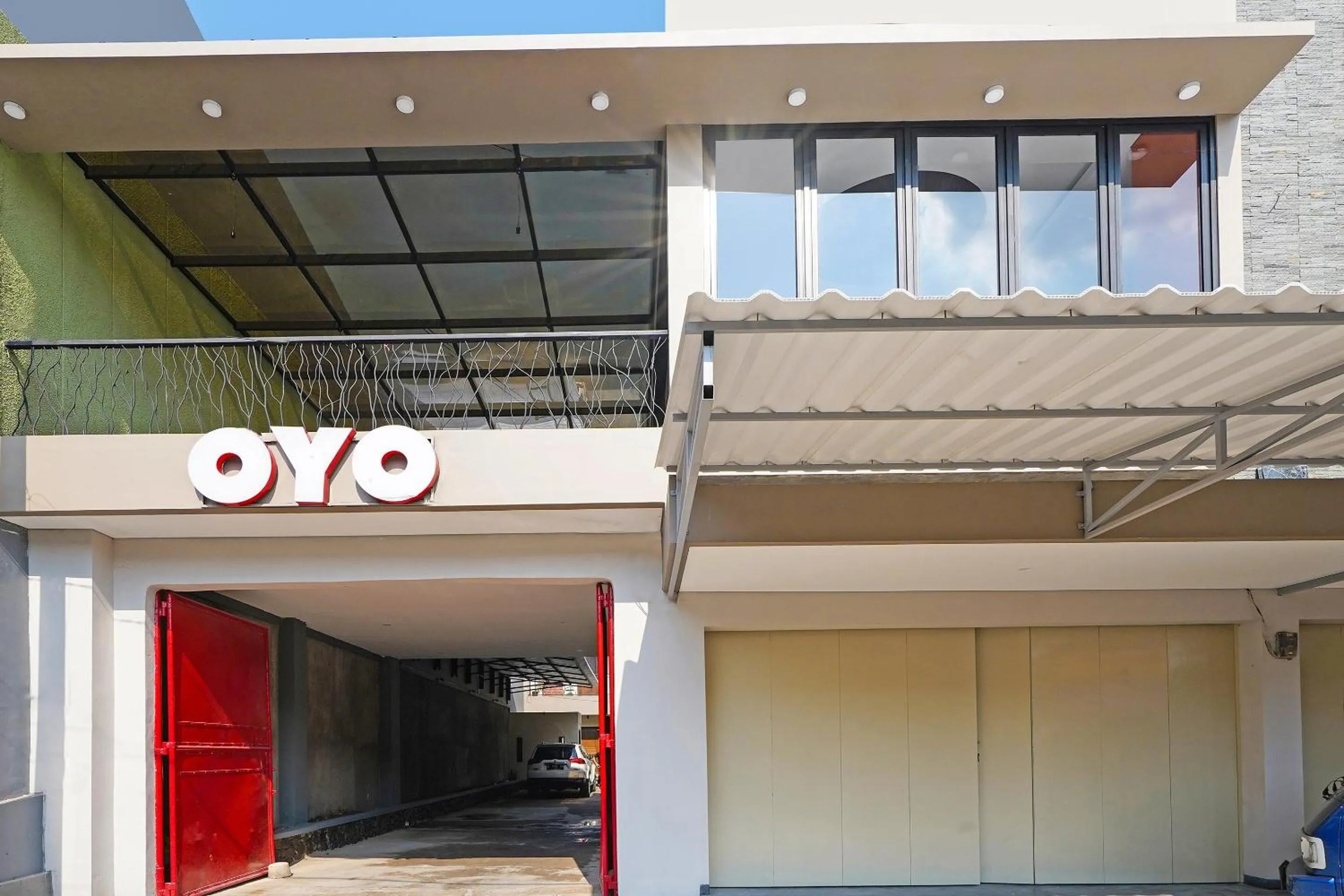 Facade/entrance in Capital O 1898 Louise Place