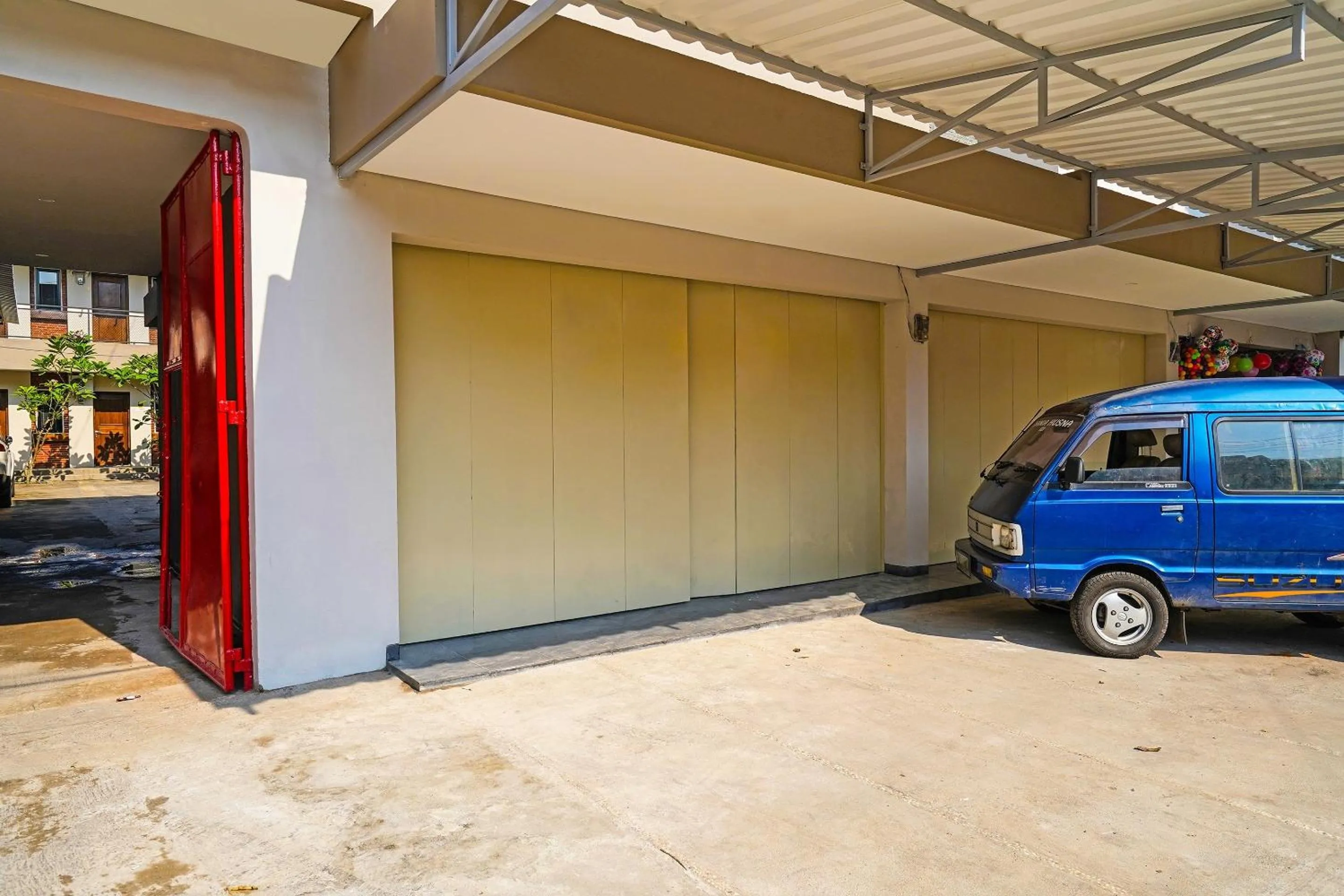 Facade/entrance in Capital O 1898 Louise Place