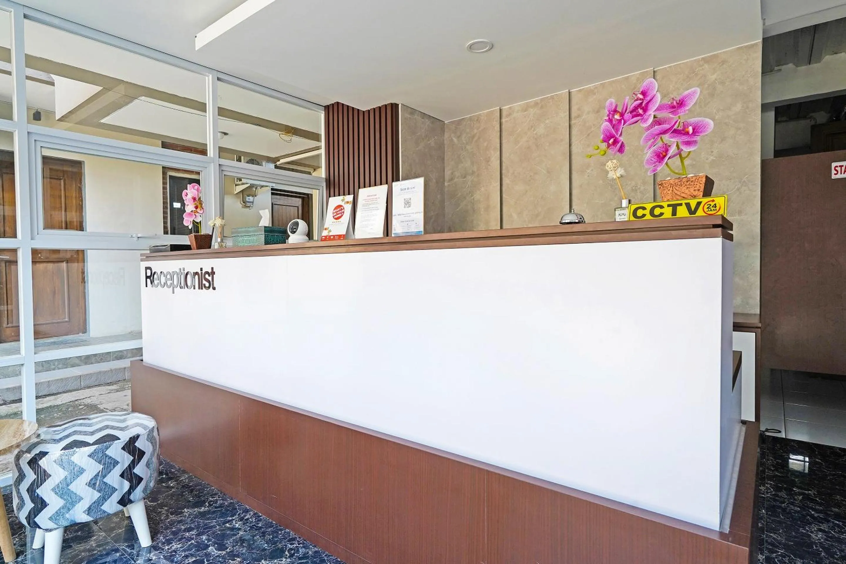 Lobby or reception in Capital O 1898 Louise Place