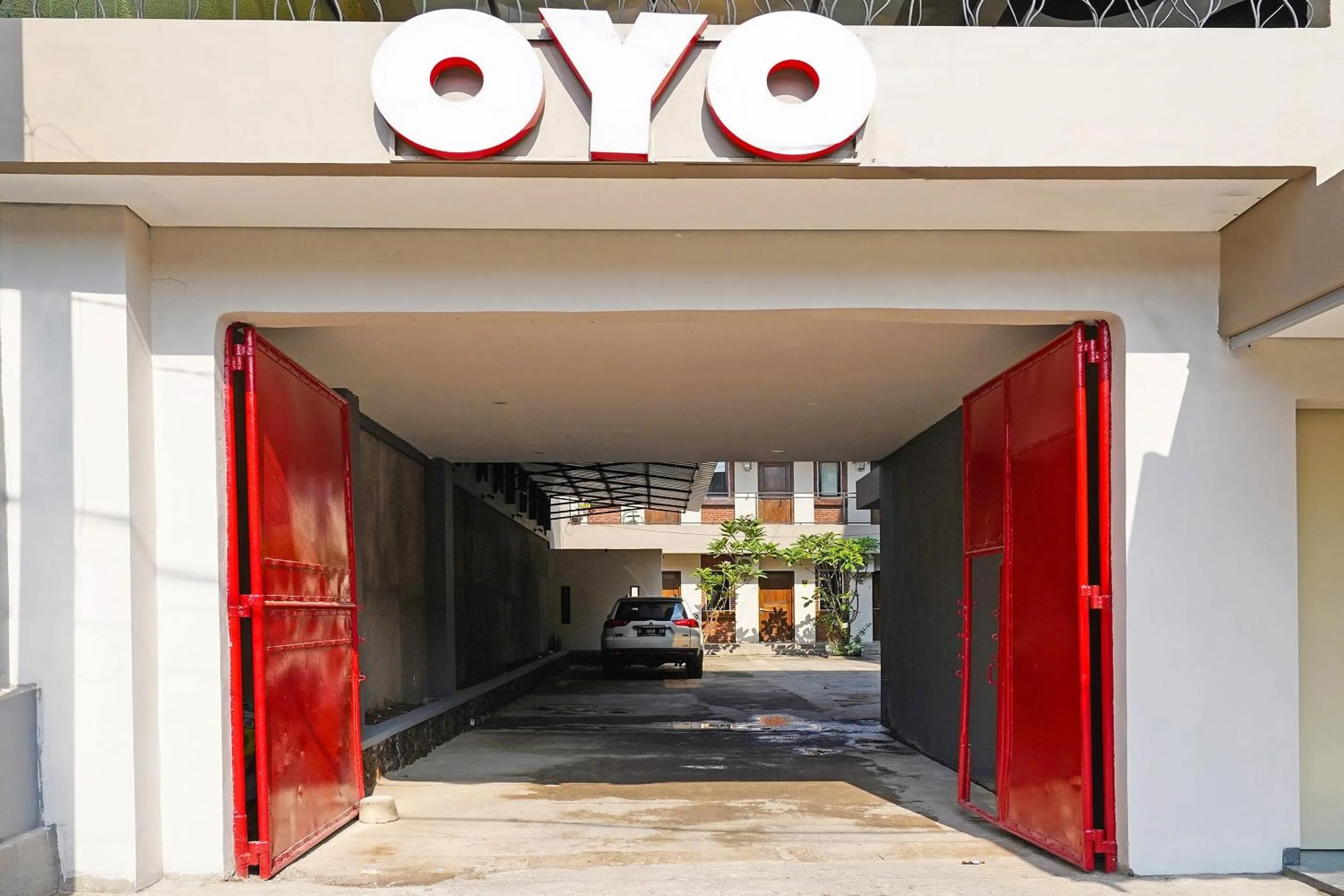 Facade/entrance in Capital O 1898 Louise Place