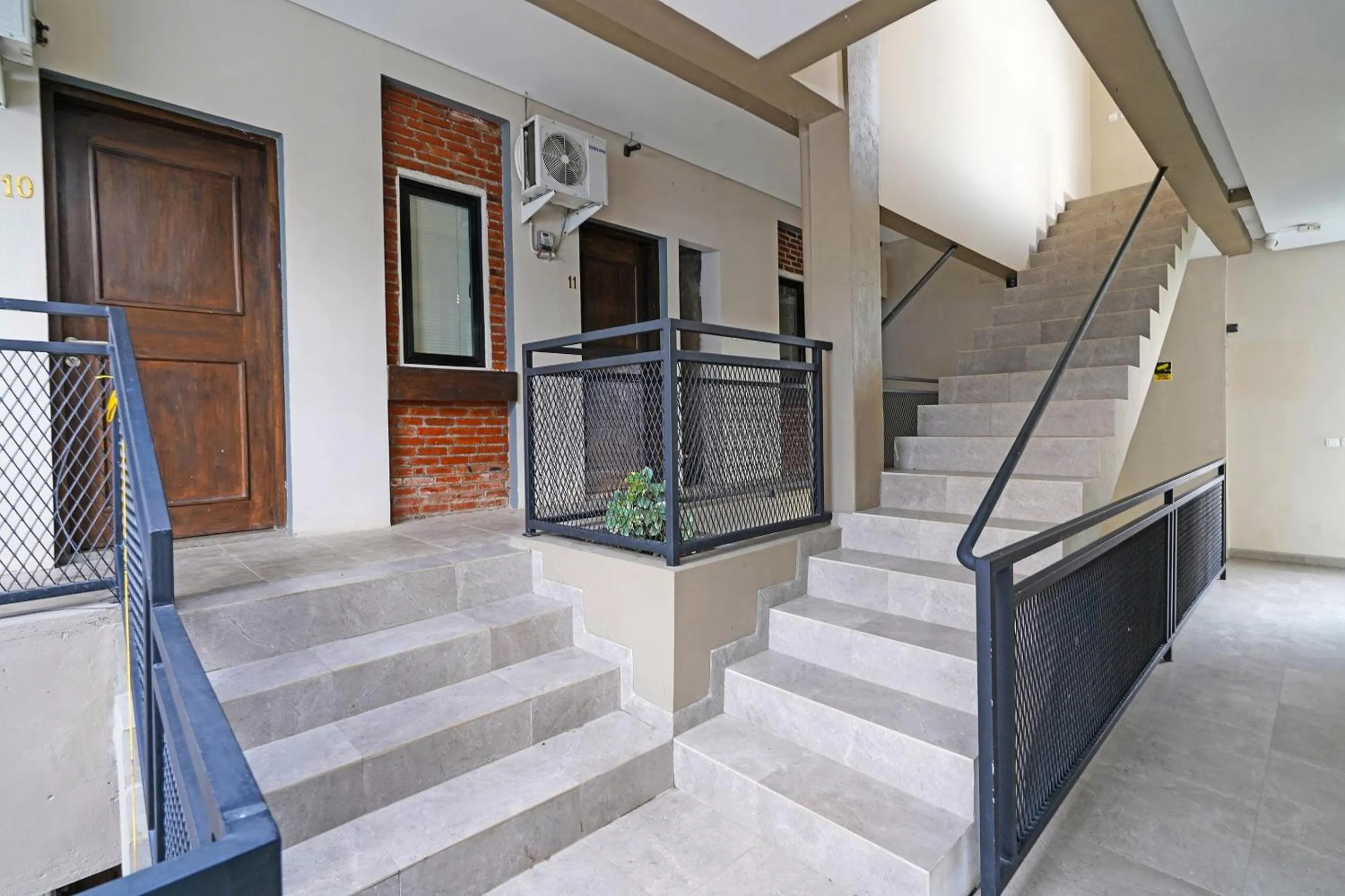 Lobby or reception in Capital O 1898 Louise Place