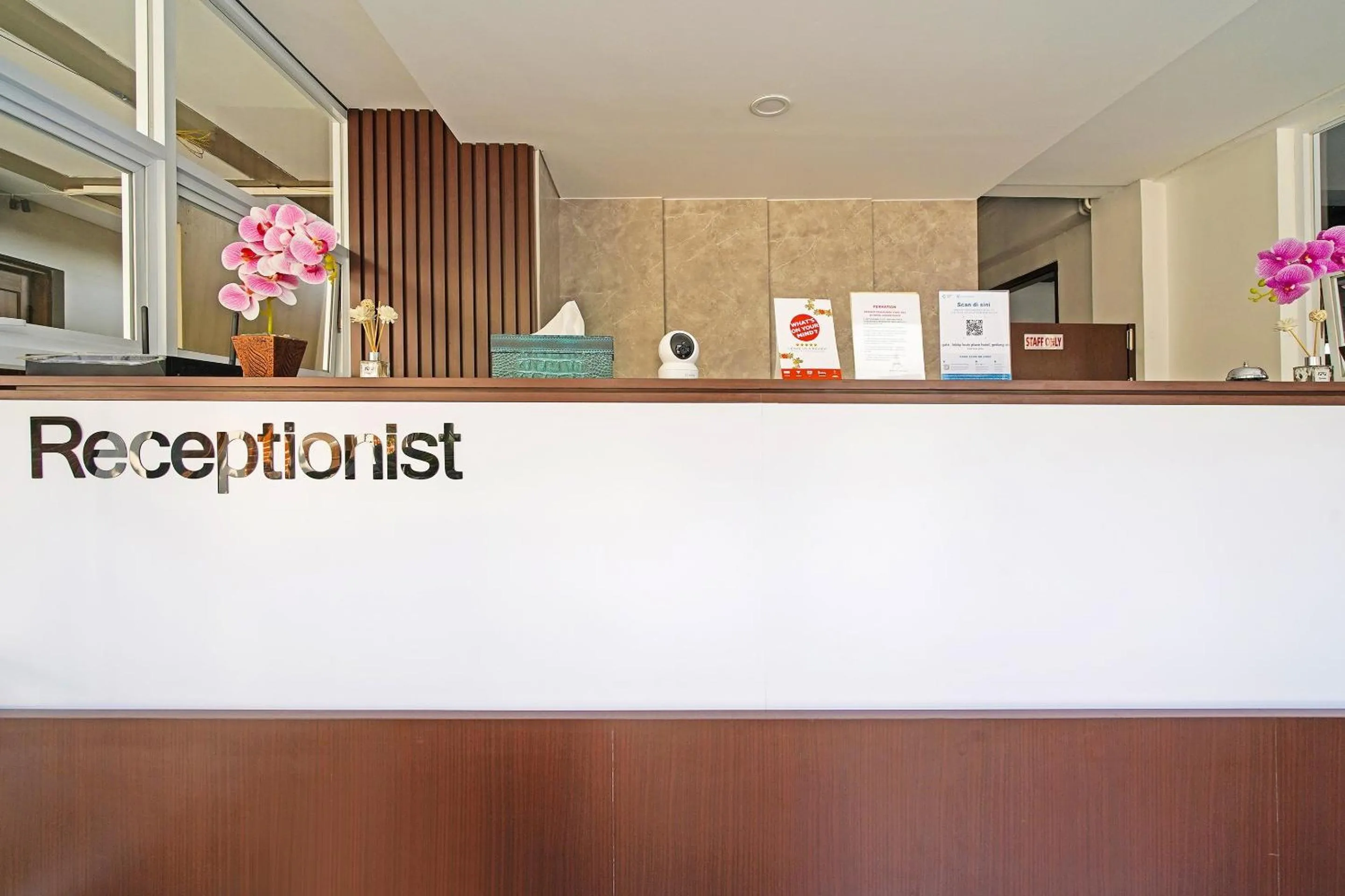 Lobby or reception in Capital O 1898 Louise Place