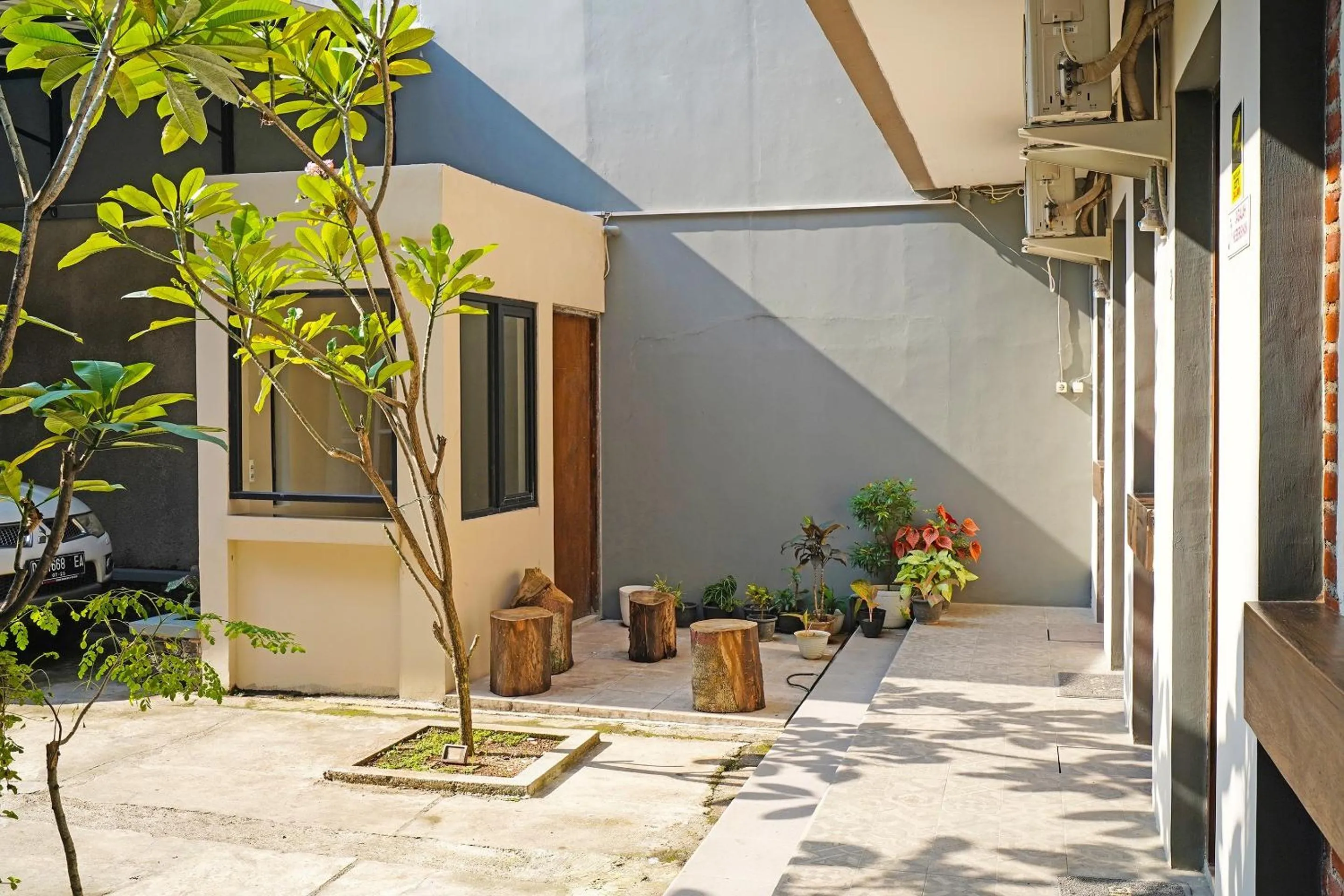Lobby or reception in Capital O 1898 Louise Place