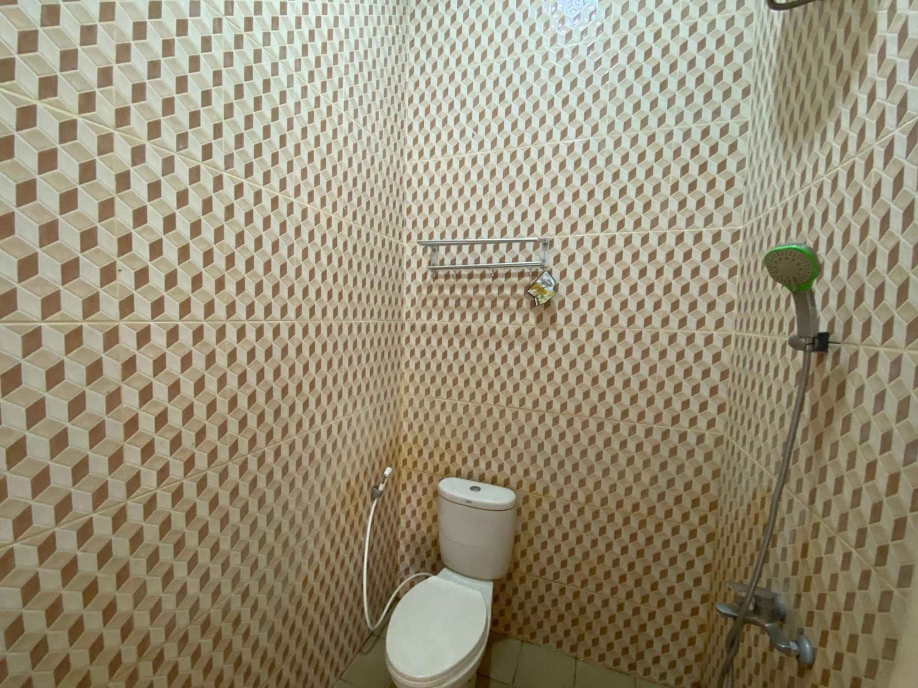 Bathroom in Griya RW Family Guest House Redpartner