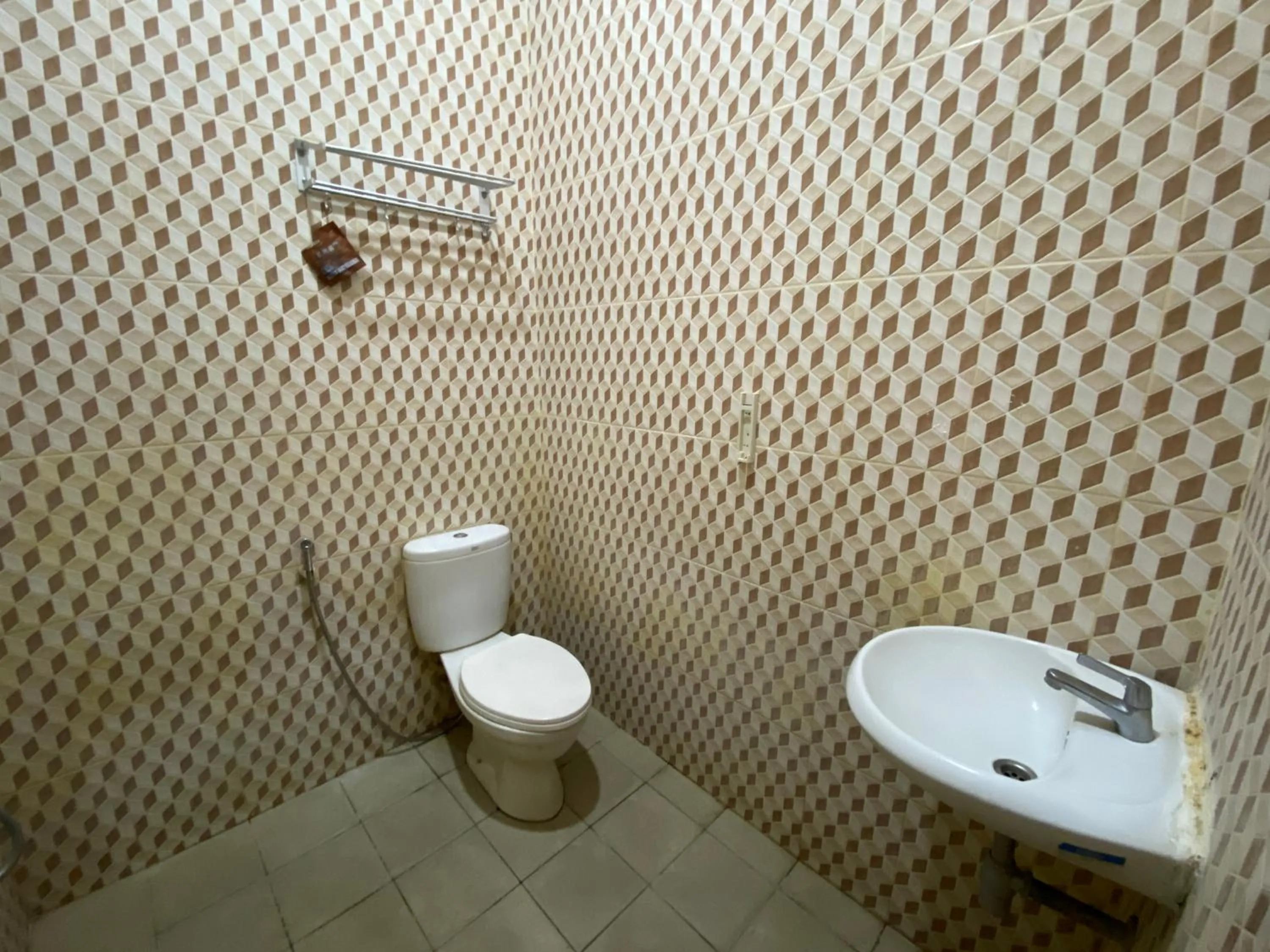 Bathroom in Griya RW Family Guest House Redpartner