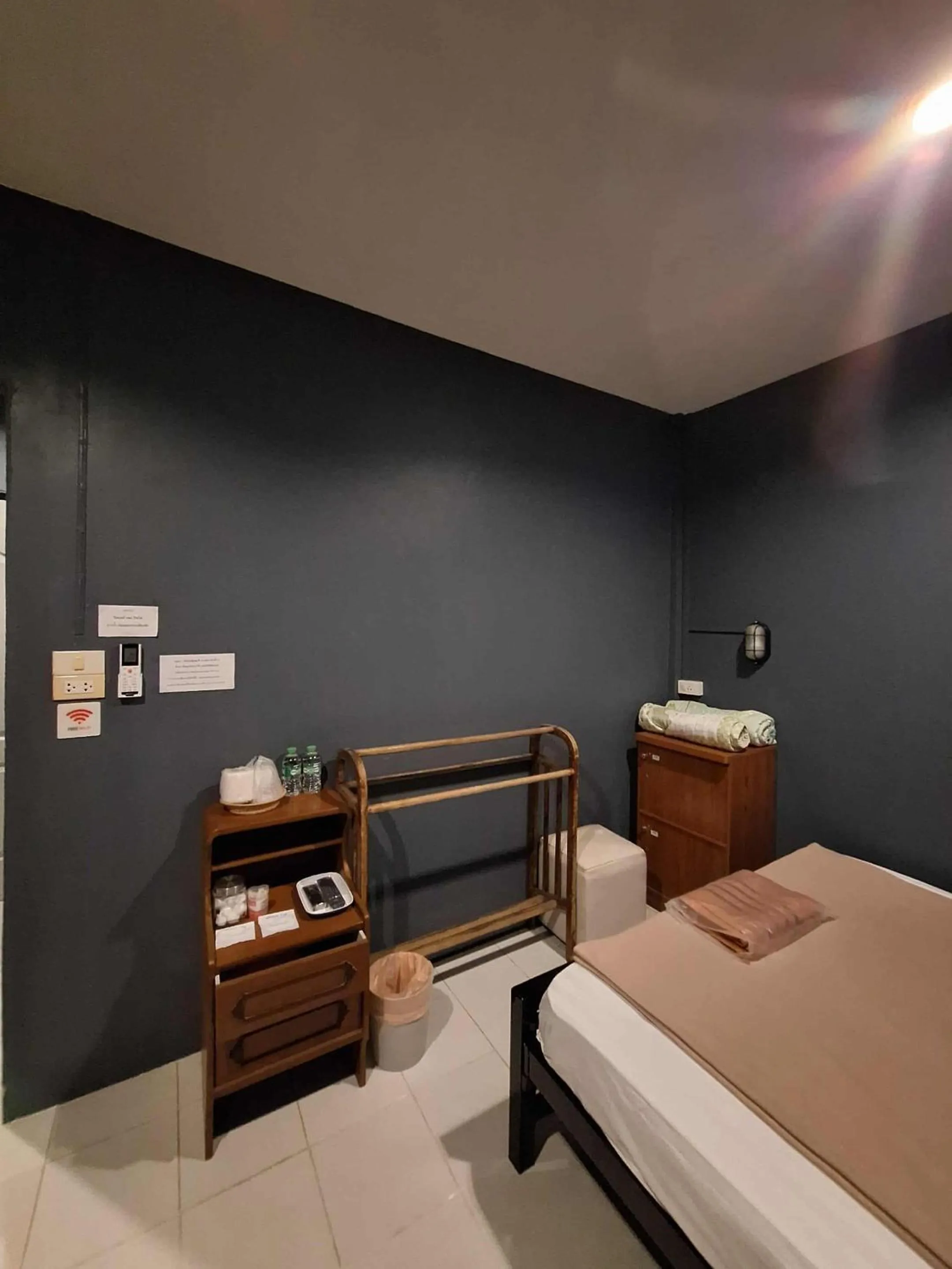 Photo of the whole room, Bed in BedCabin