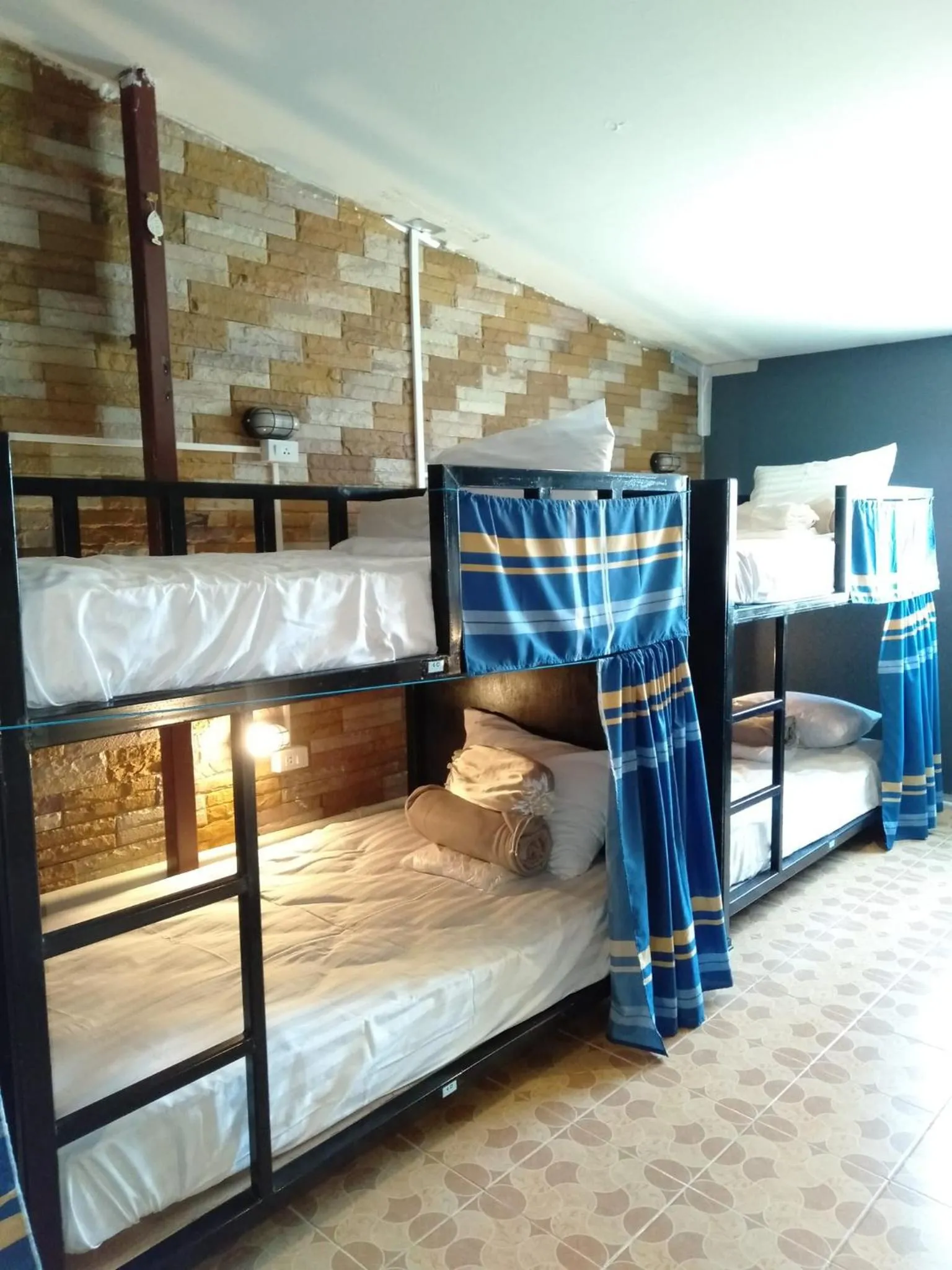 Photo of the whole room, Bed in BedCabin