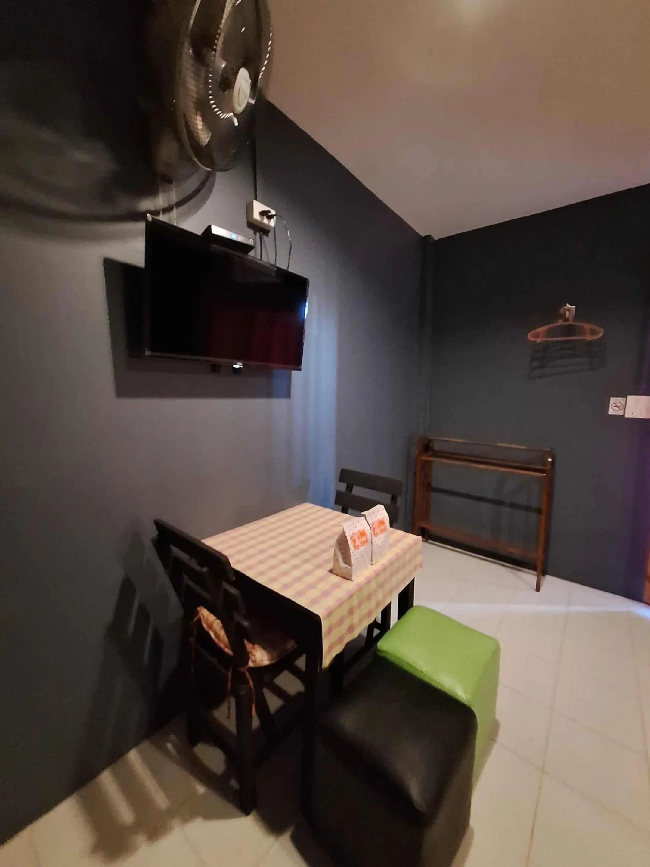 Communal lounge/ TV room in BedCabin