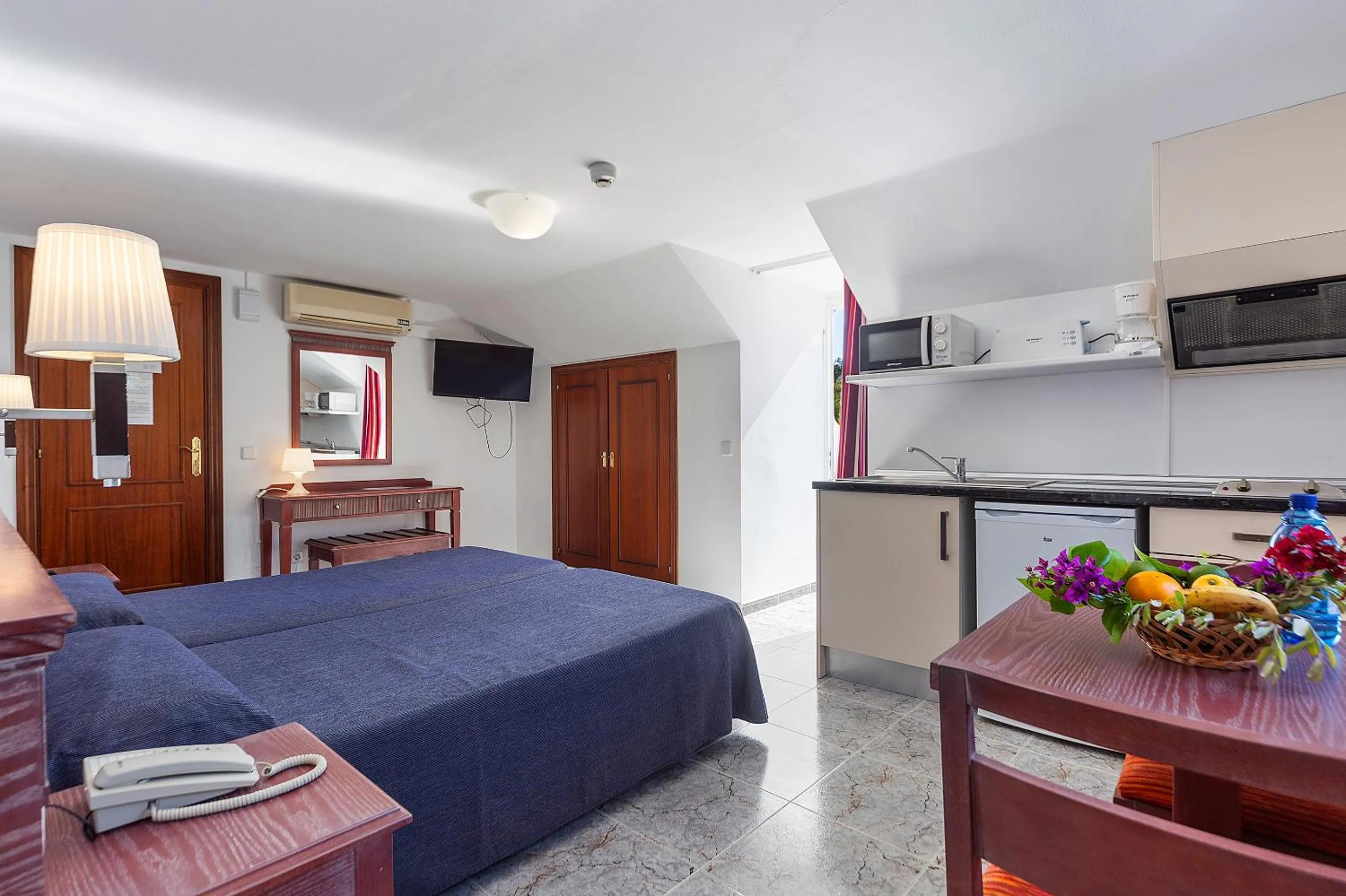 Photo of the whole room, Bed in Apartamentos Cala Murada Tennis