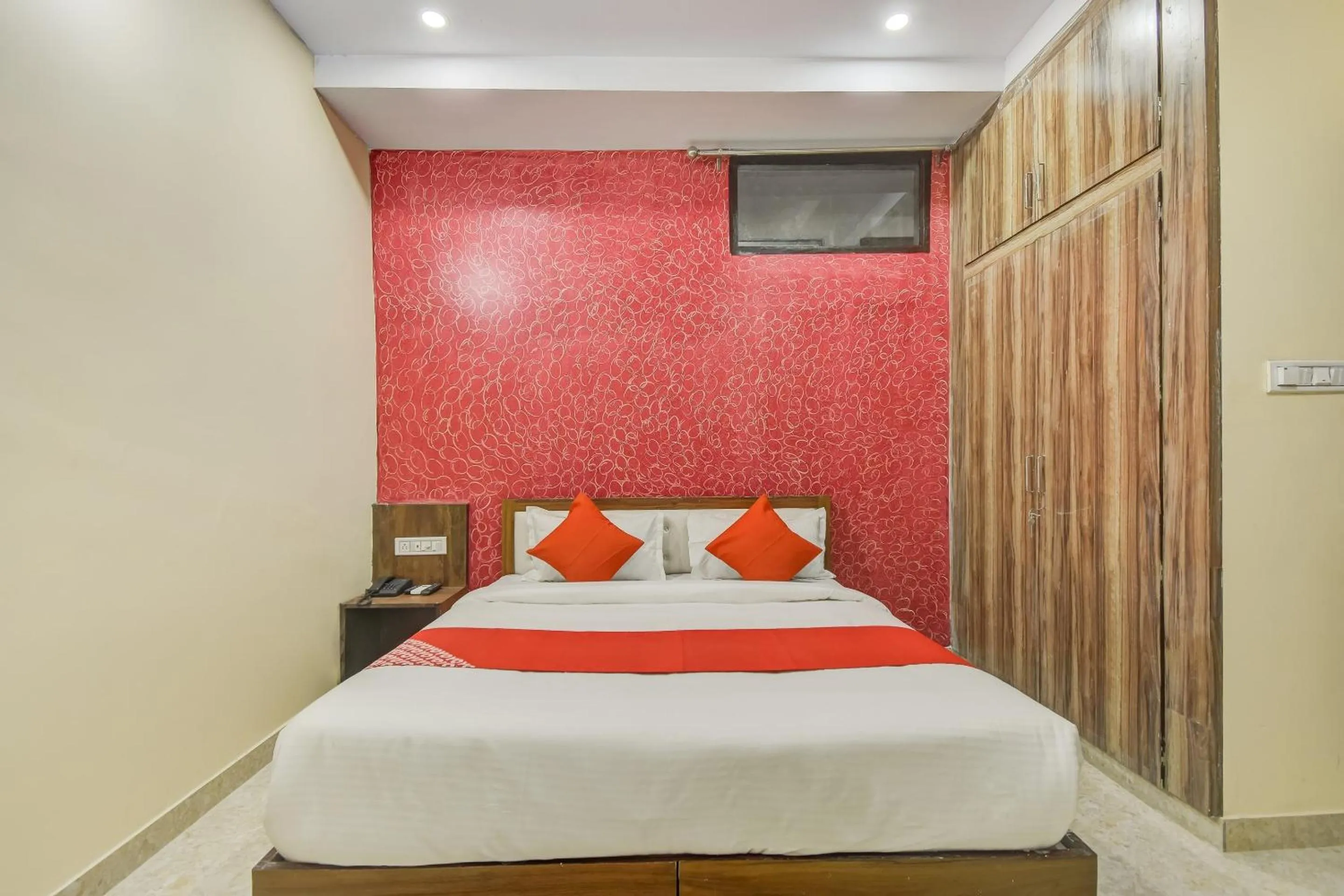 Bedroom, Bed in Hotel O Royal Blue