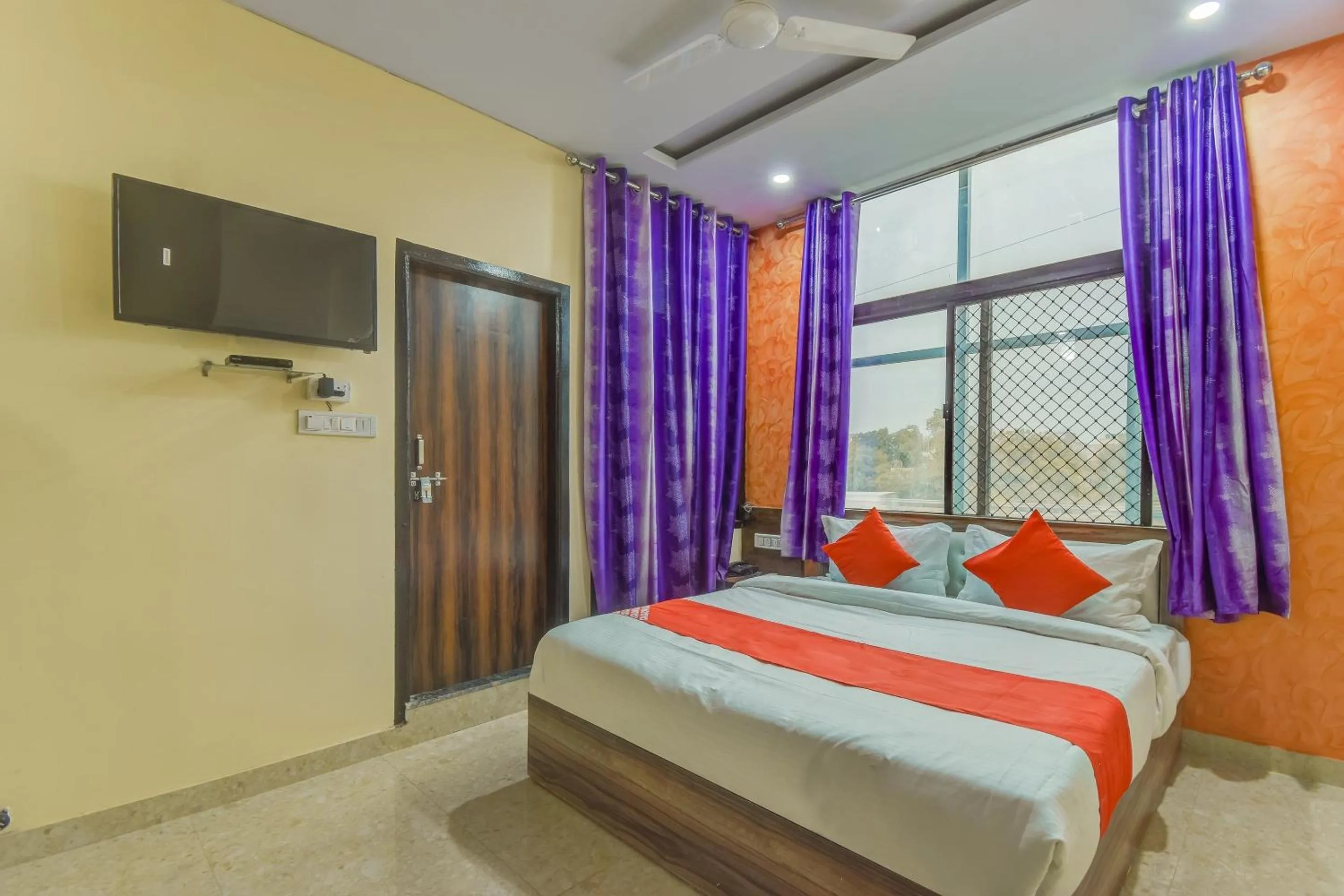 Bedroom, Bed in Hotel O Royal Blue