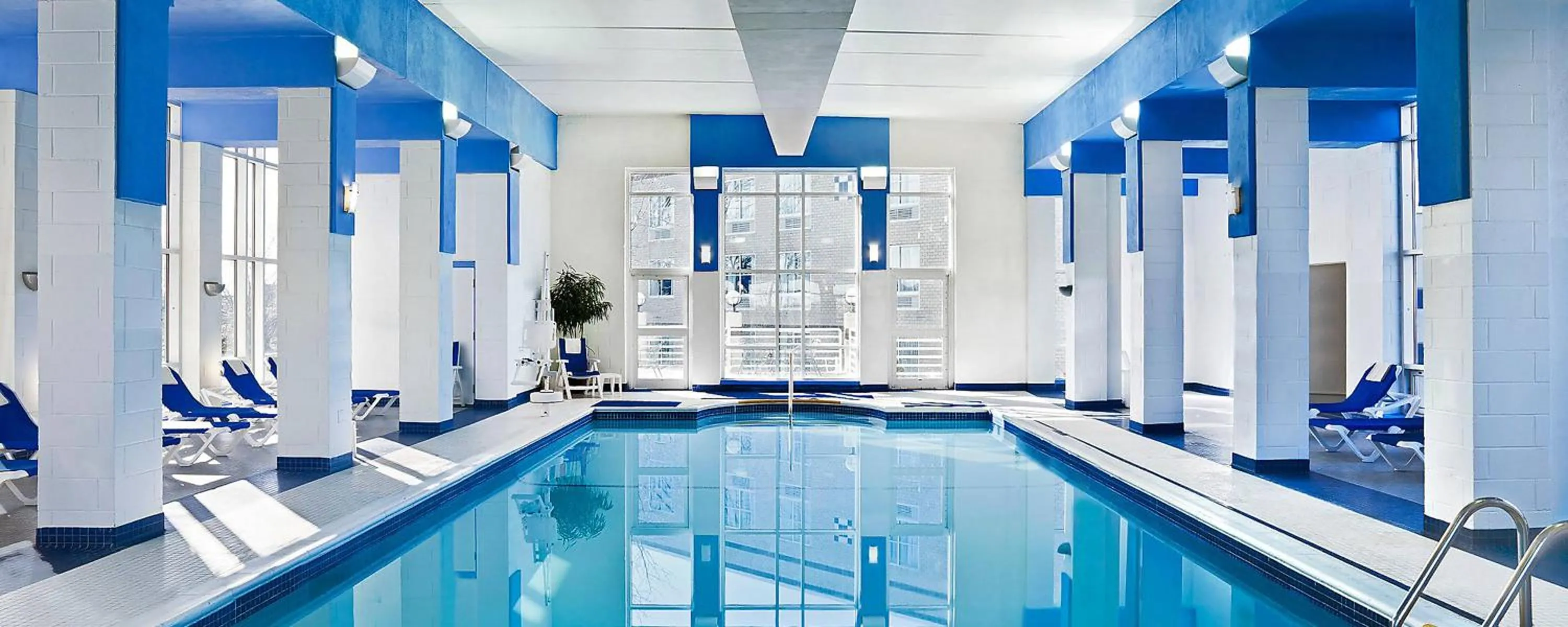 Swimming pool in Sheraton Boston Needham Hotel