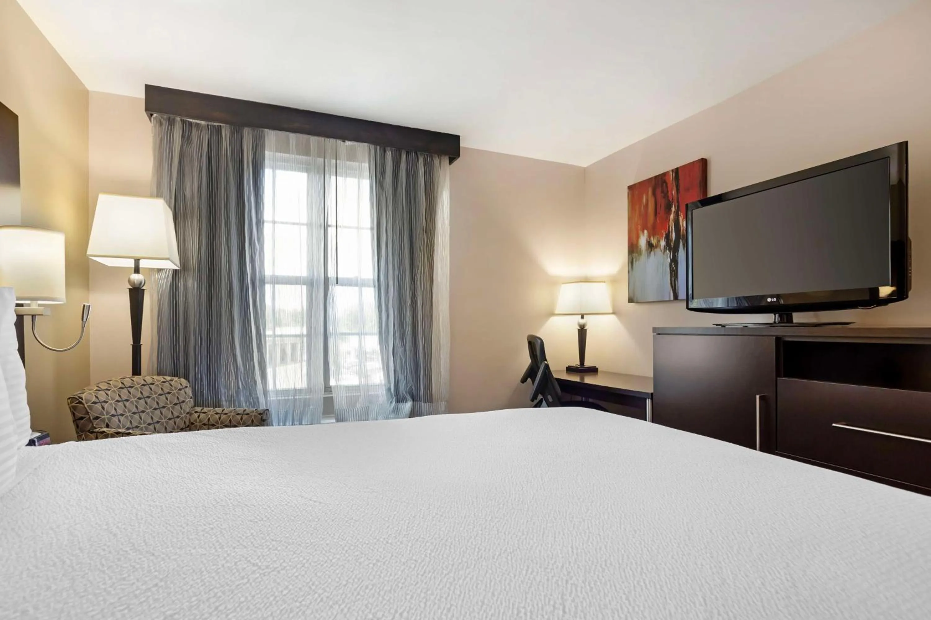 Bedroom, Bed in Best Western Plus Fairfield Hotel