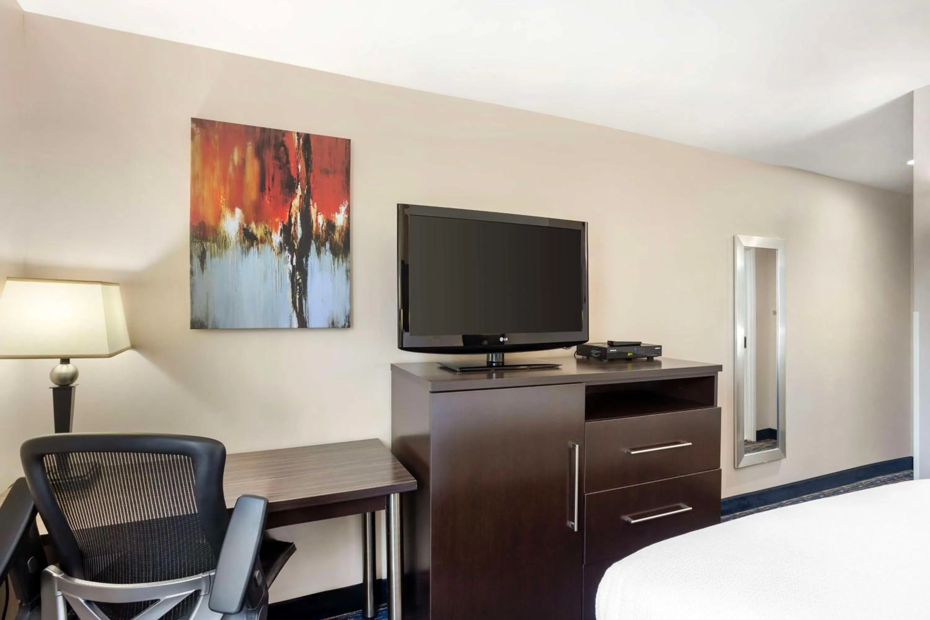 Bedroom in Best Western Plus Fairfield Hotel